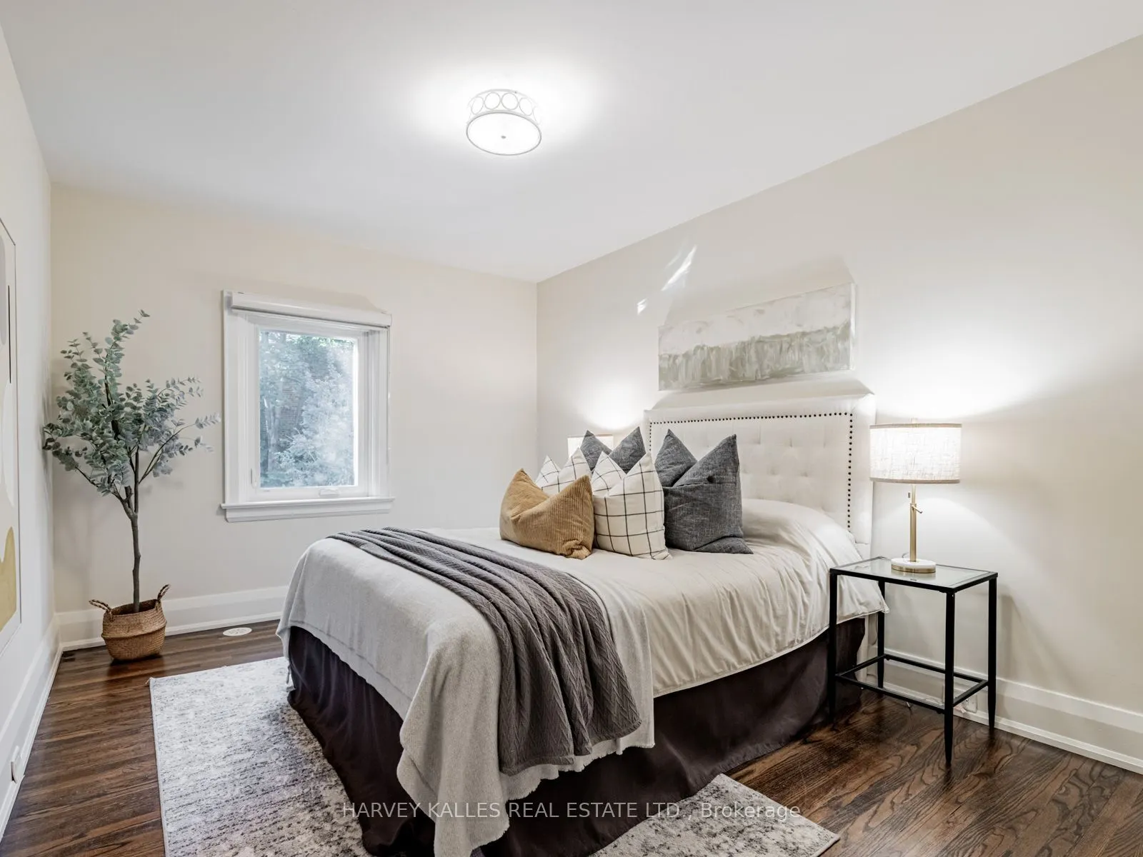 566 Oriole Parkway