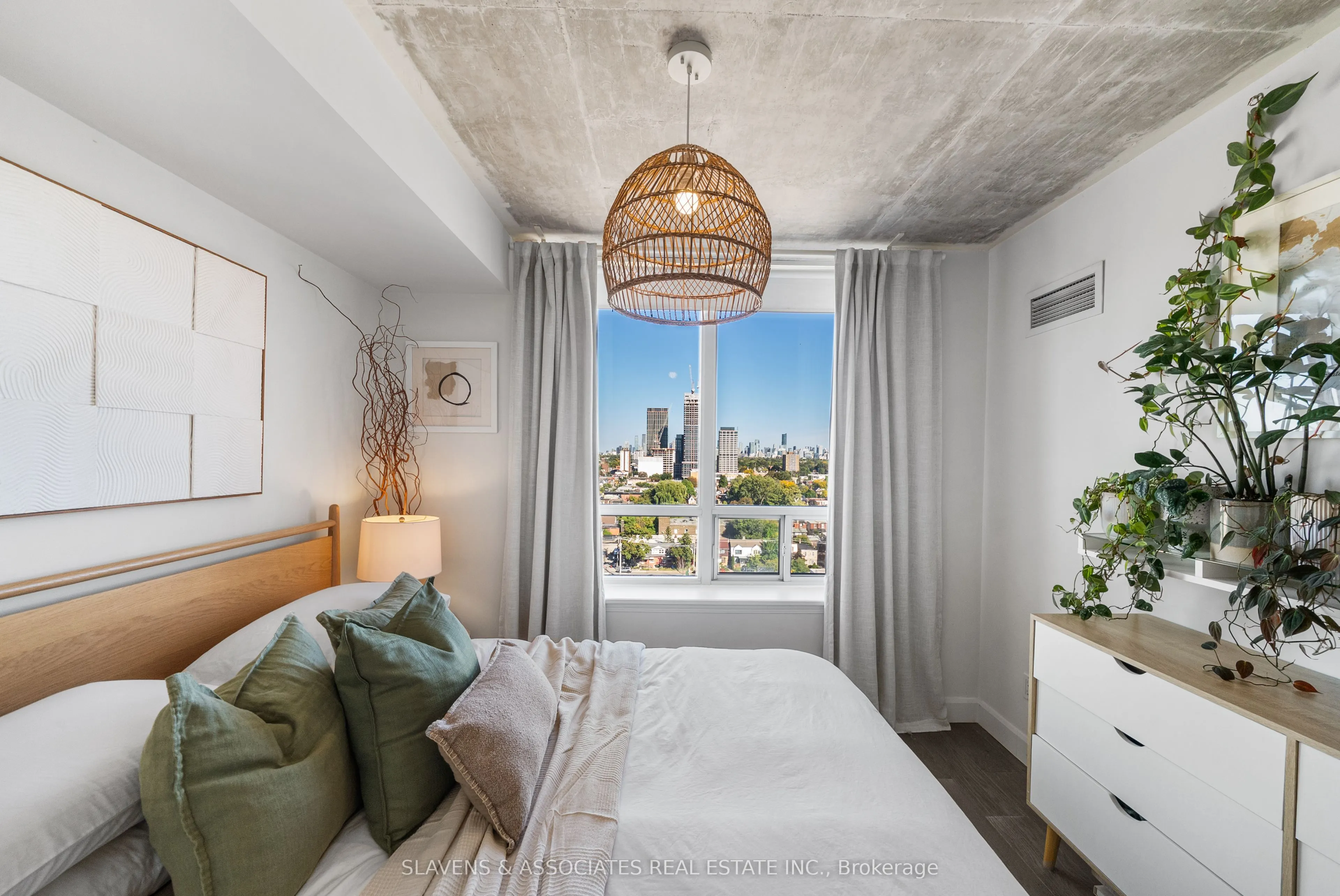 1369 Bloor Street W, #1402