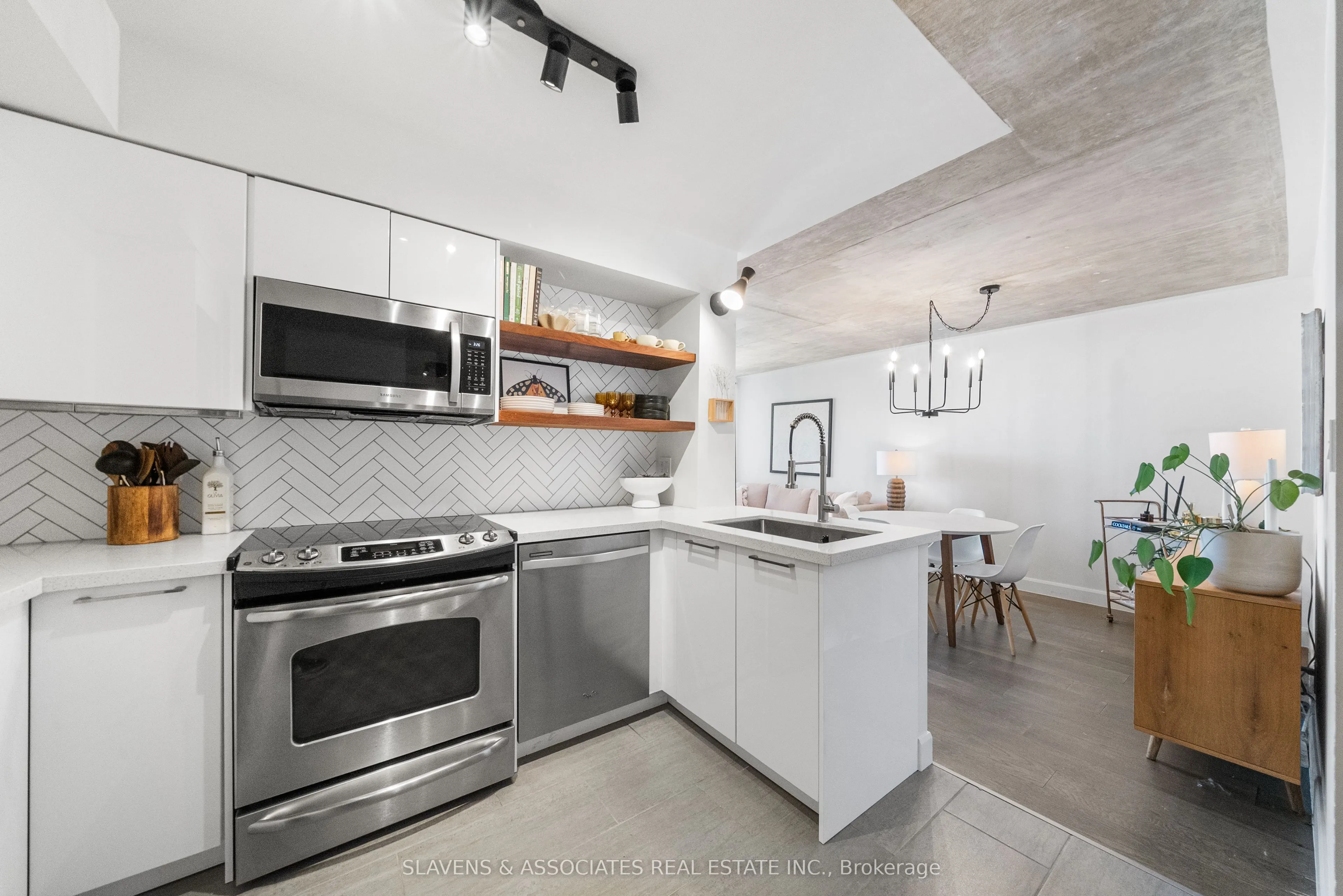 1369 Bloor Street W, #1402