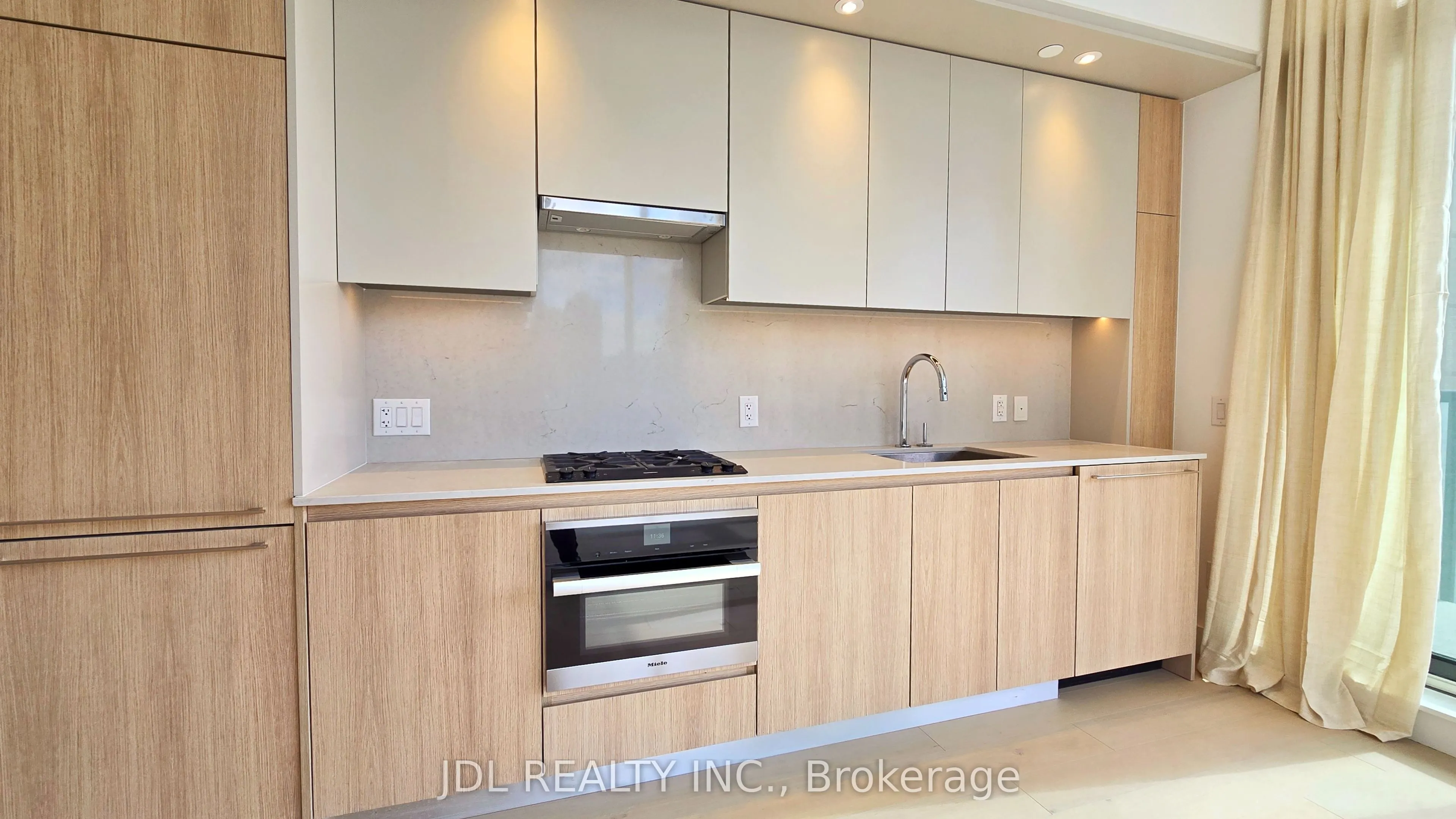 81 Wellesley Street E, #803