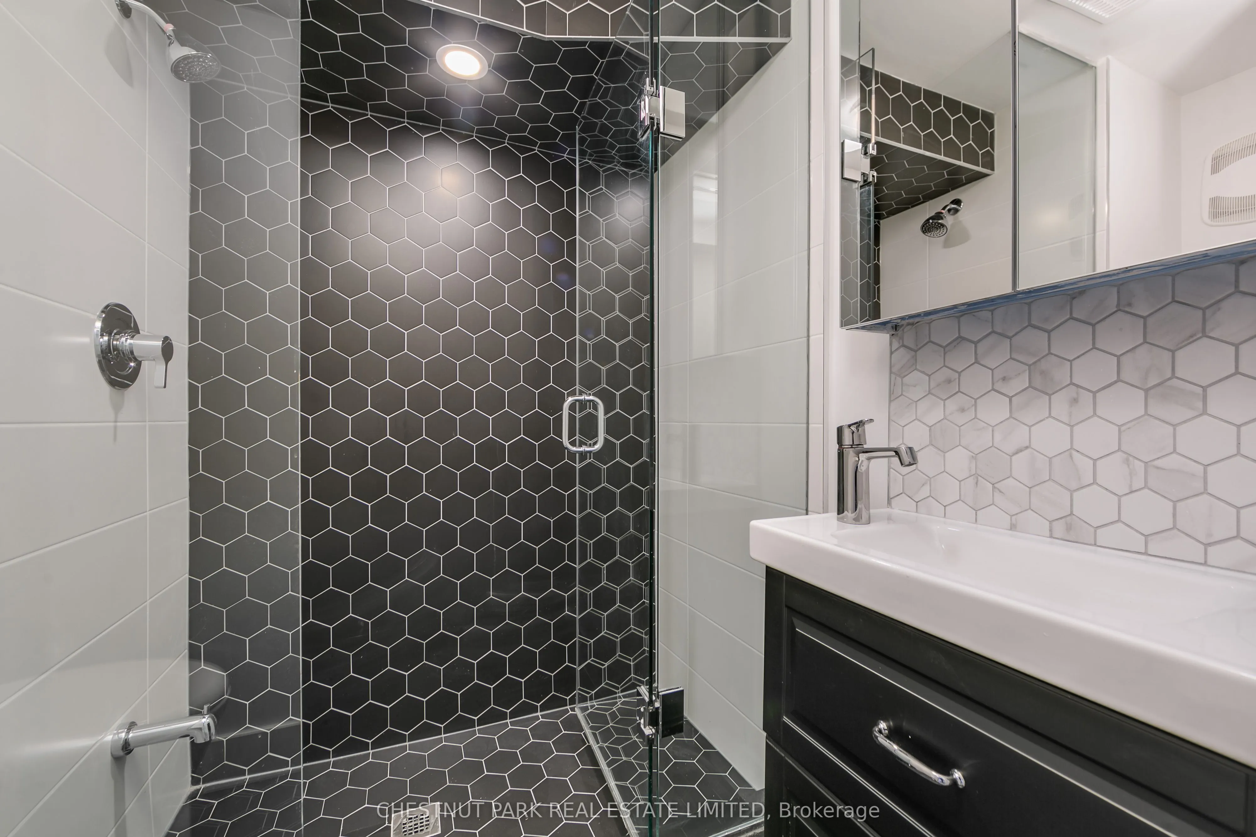 379 Clarens Avenue, #Flat 3