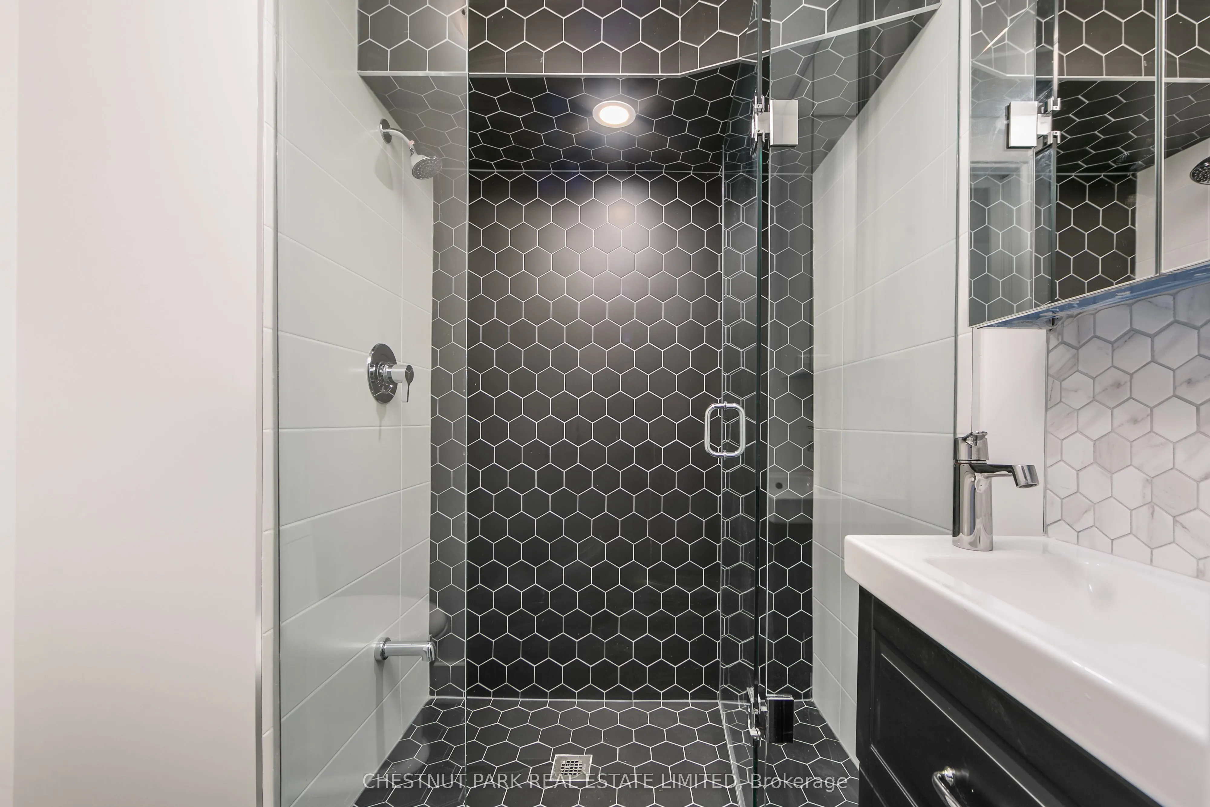 379 Clarens Avenue, #Flat 3