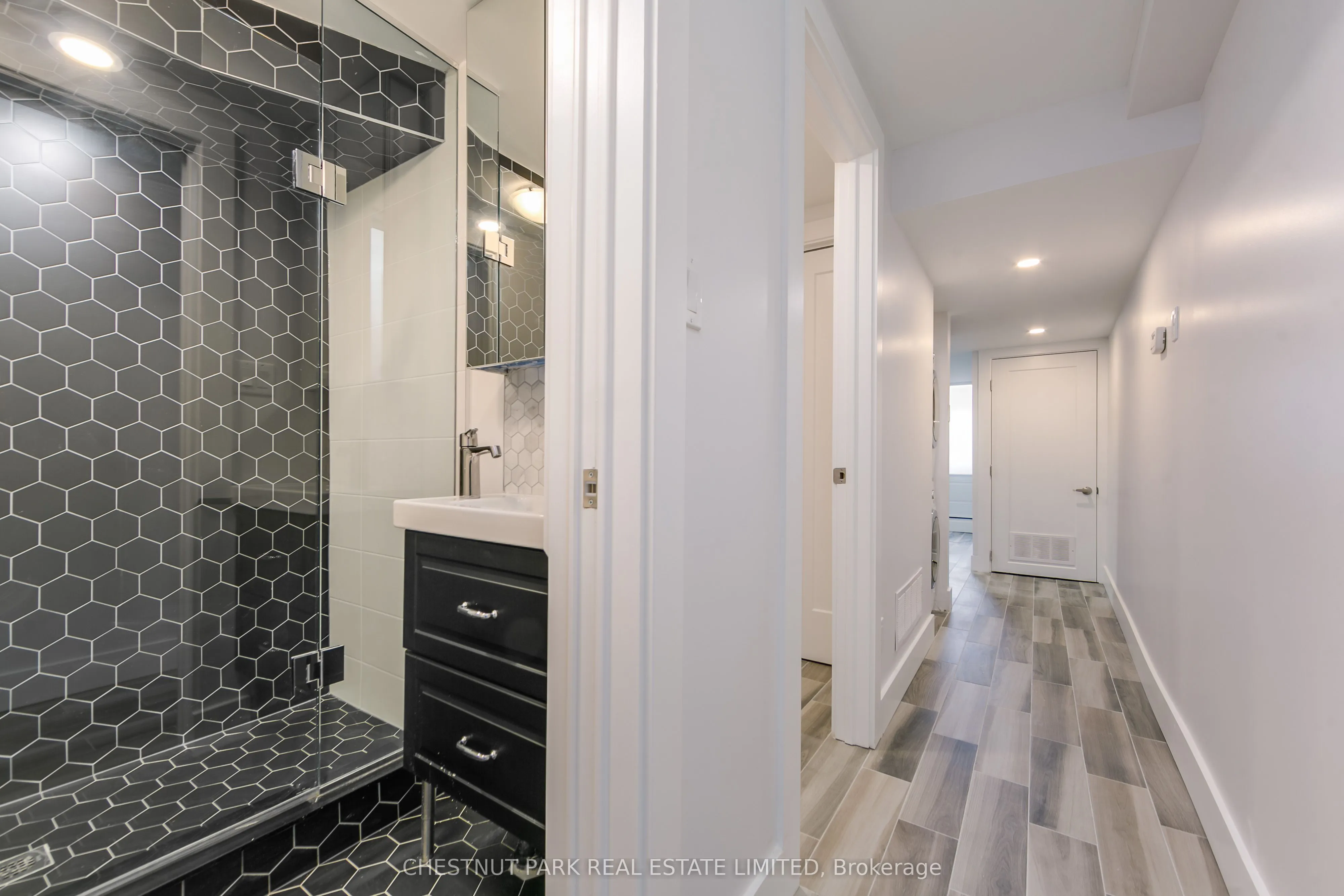 379 Clarens Avenue, #Flat 3