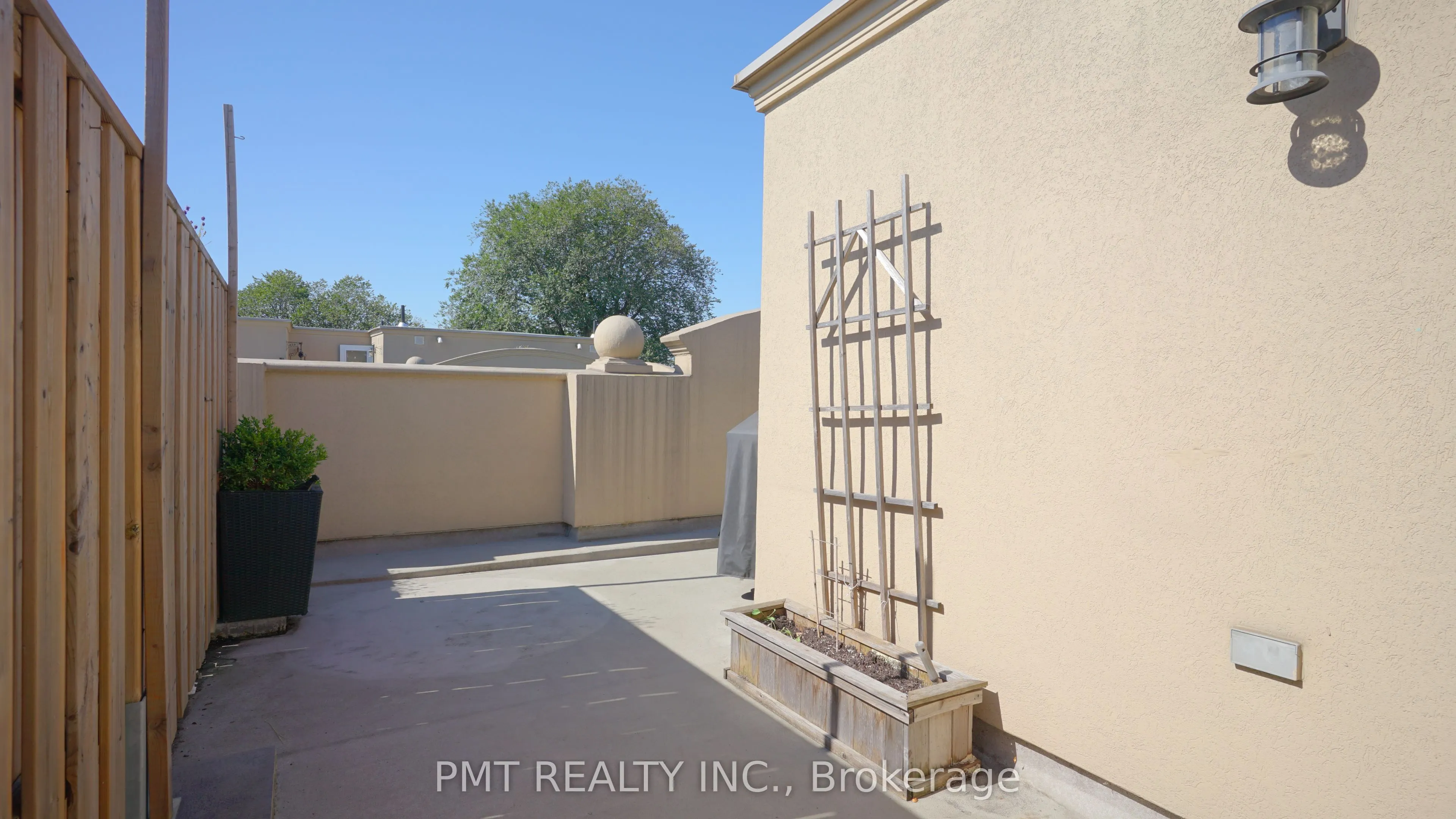 68 Carr Street S, #29