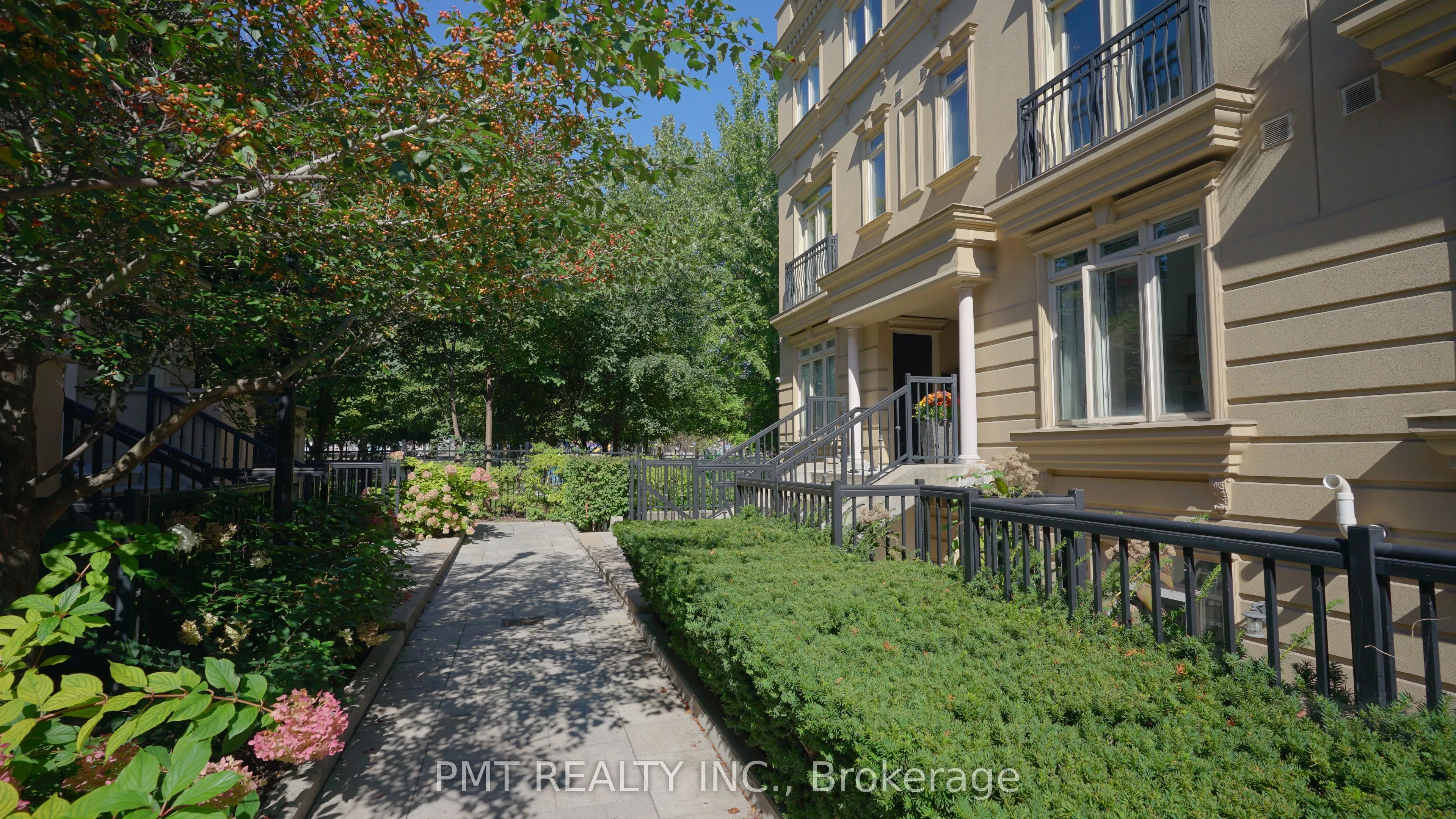68 Carr Street S, #29