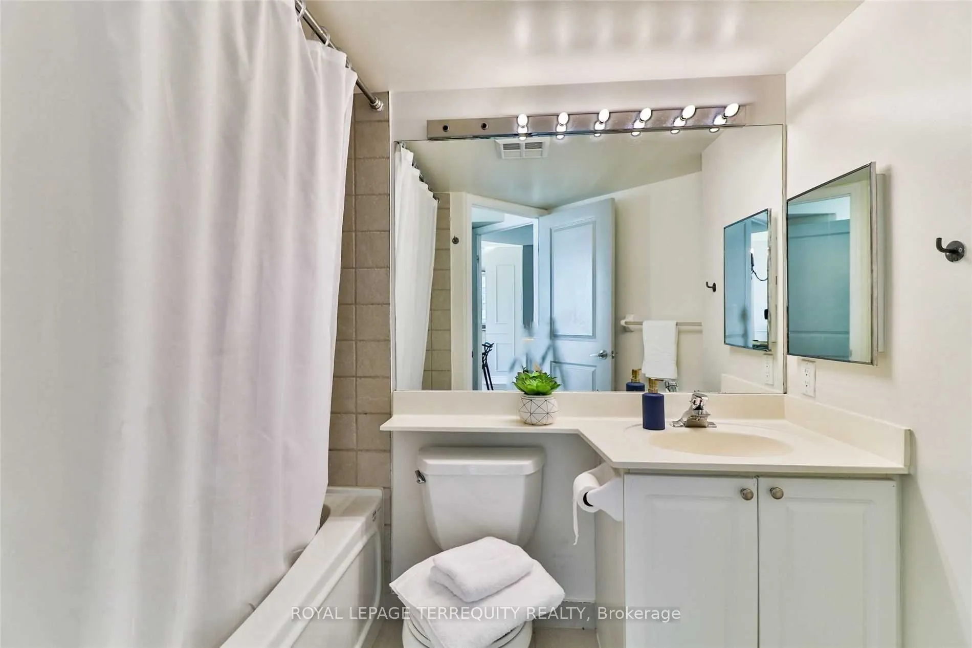 28 Harrison Garden Boulevard, #1911