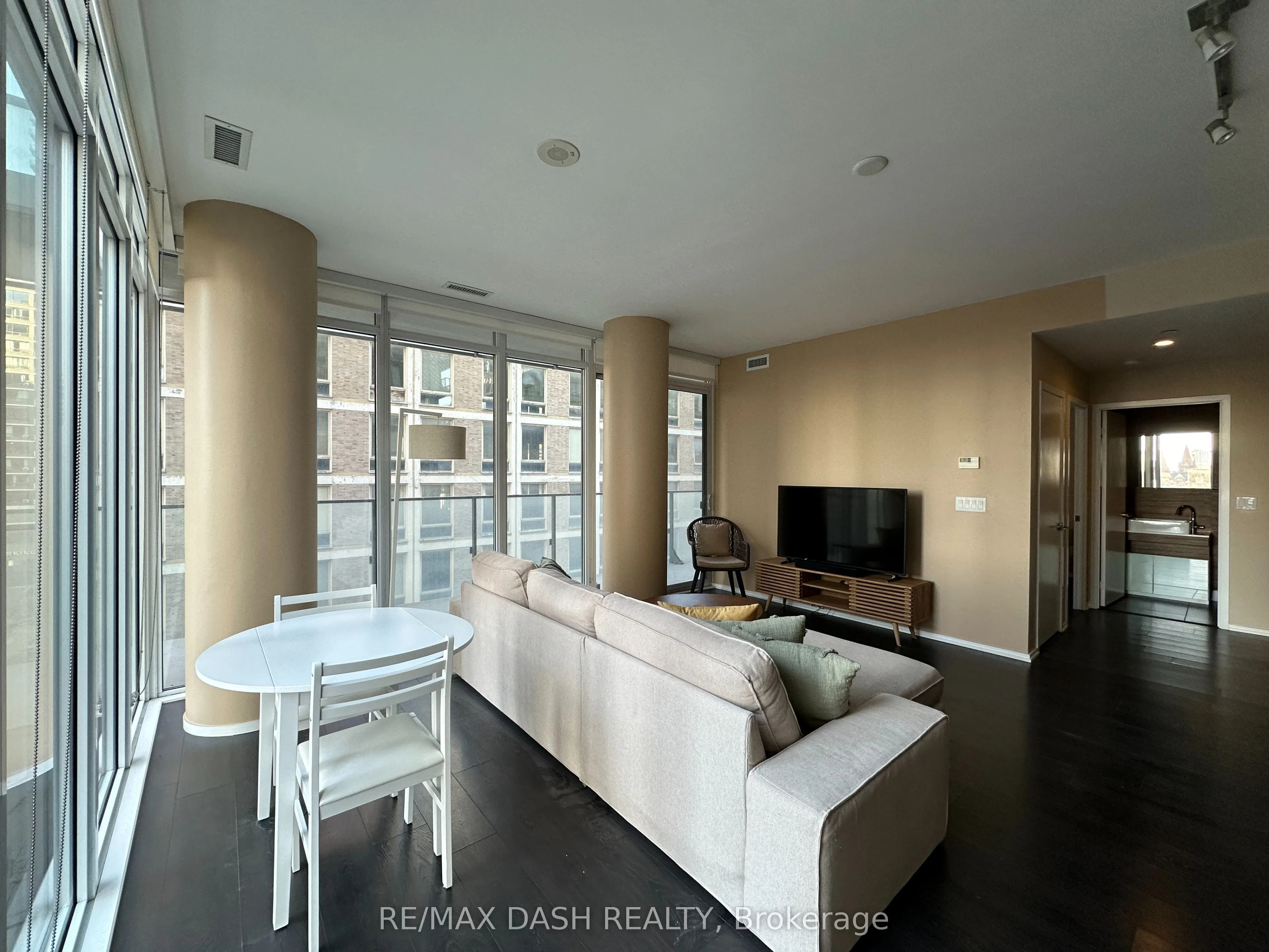 75 St Nicholas Street, #607