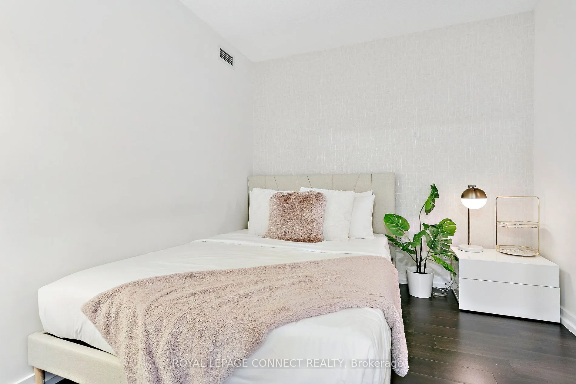 151 Dan Leckie Way, #921