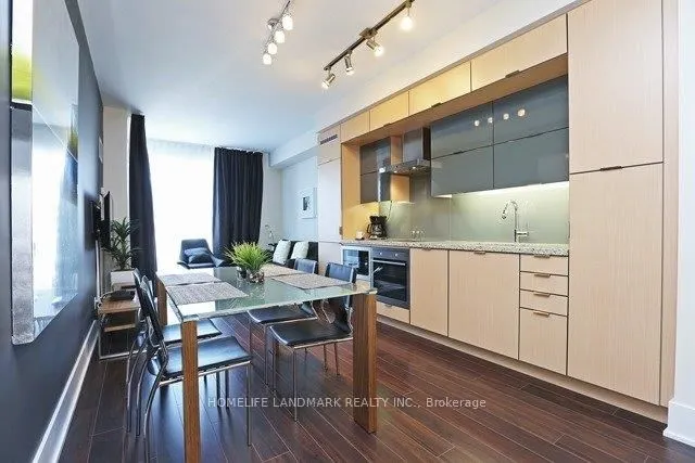 300 Front Street W, #1813