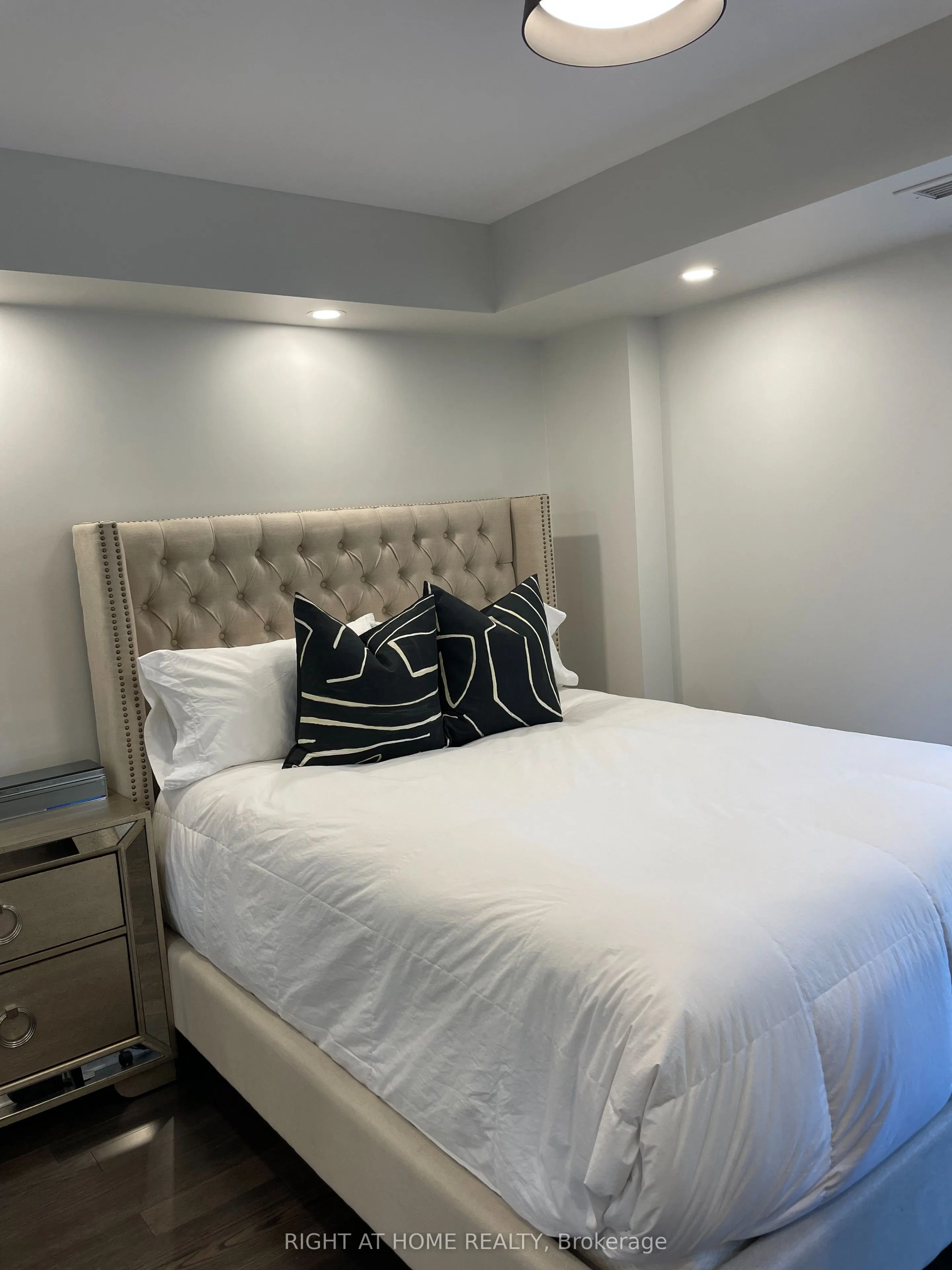 295 Adelaide Street W, #624