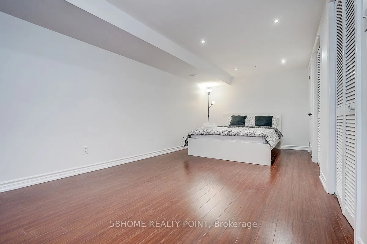 8D Leaside Park Drive