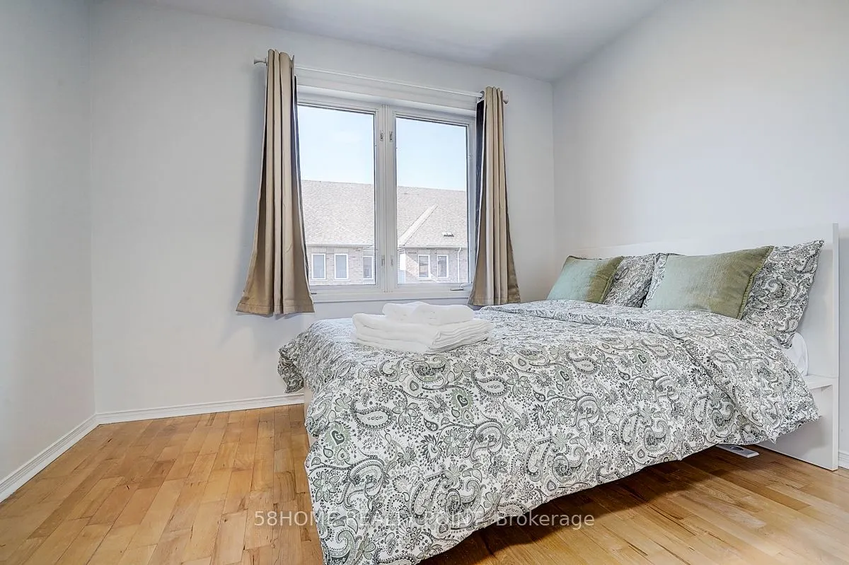 8D Leaside Park Drive