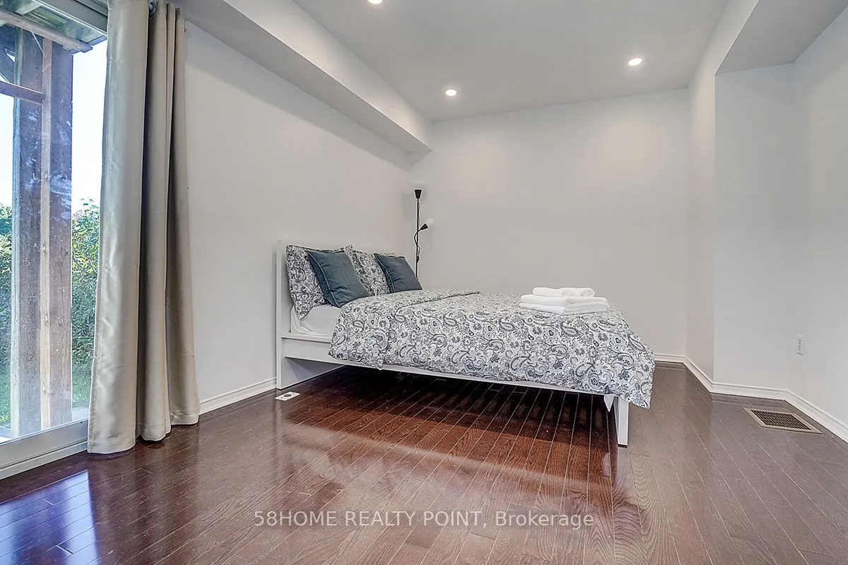 8D Leaside Park Drive