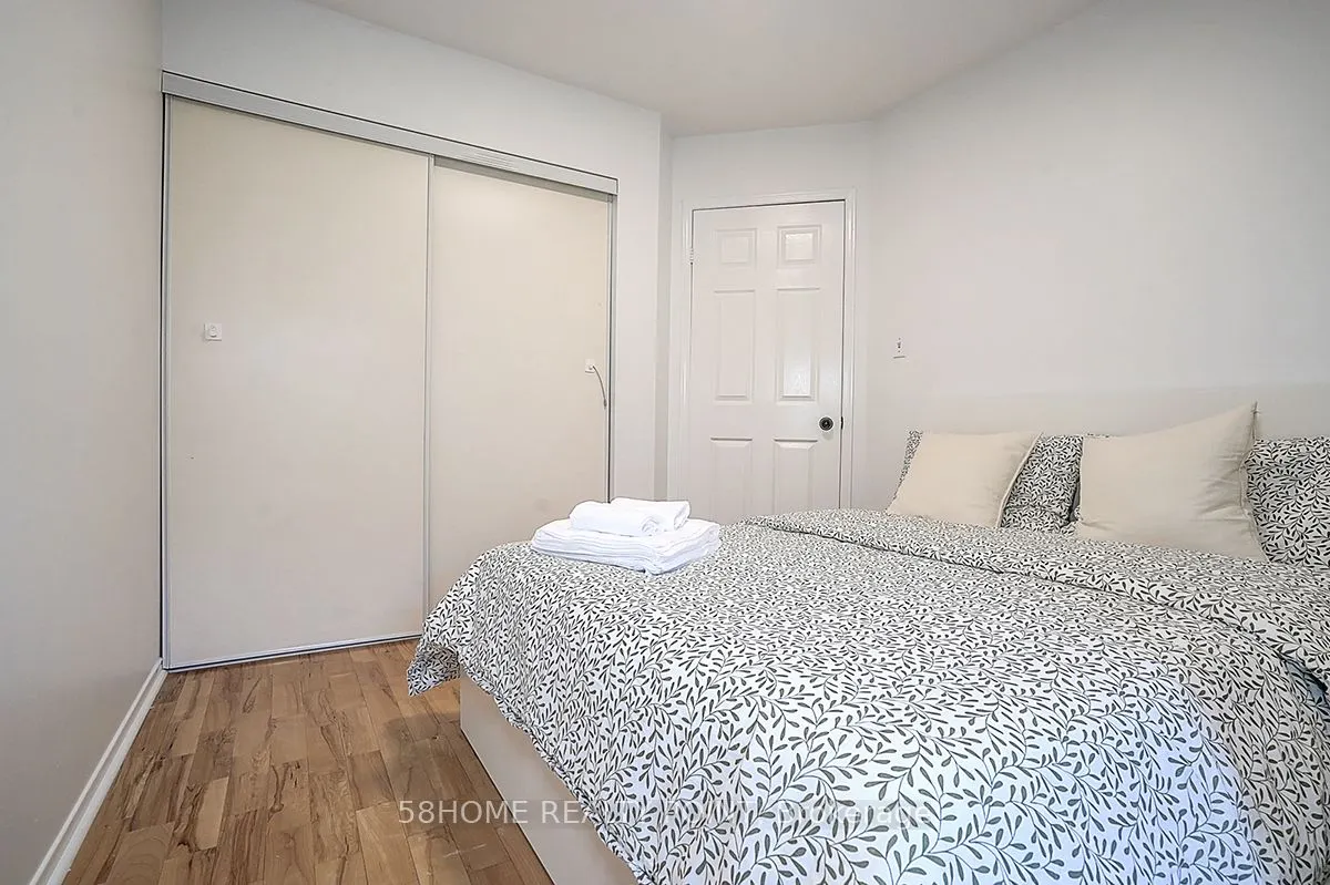 8D Leaside Park Drive