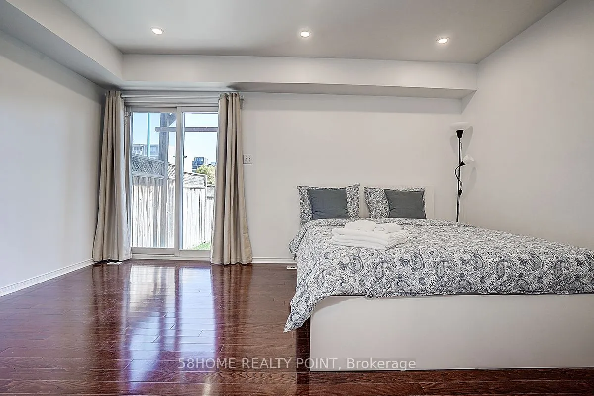 8D Leaside Park Drive