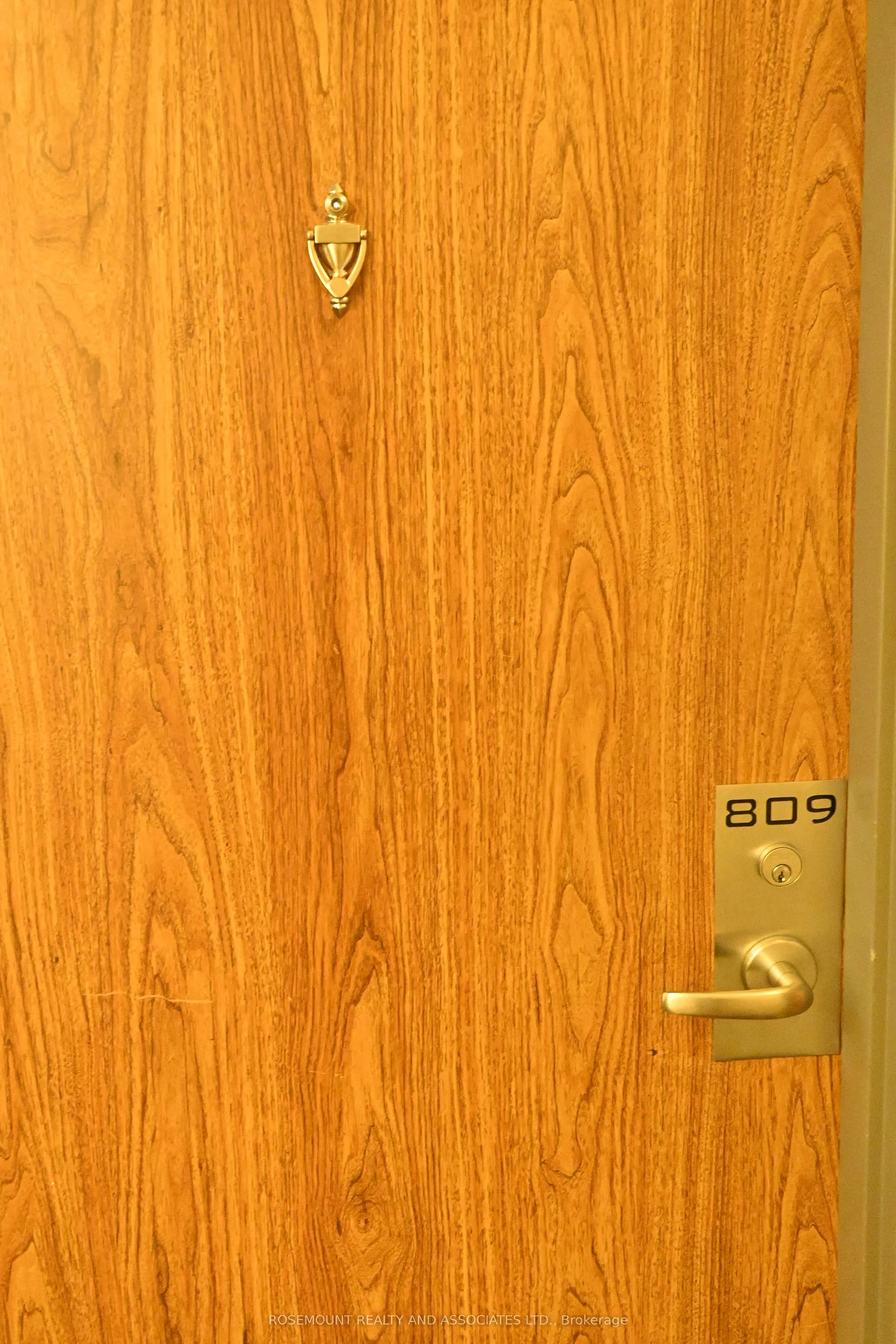 105 Victoria Street, #809