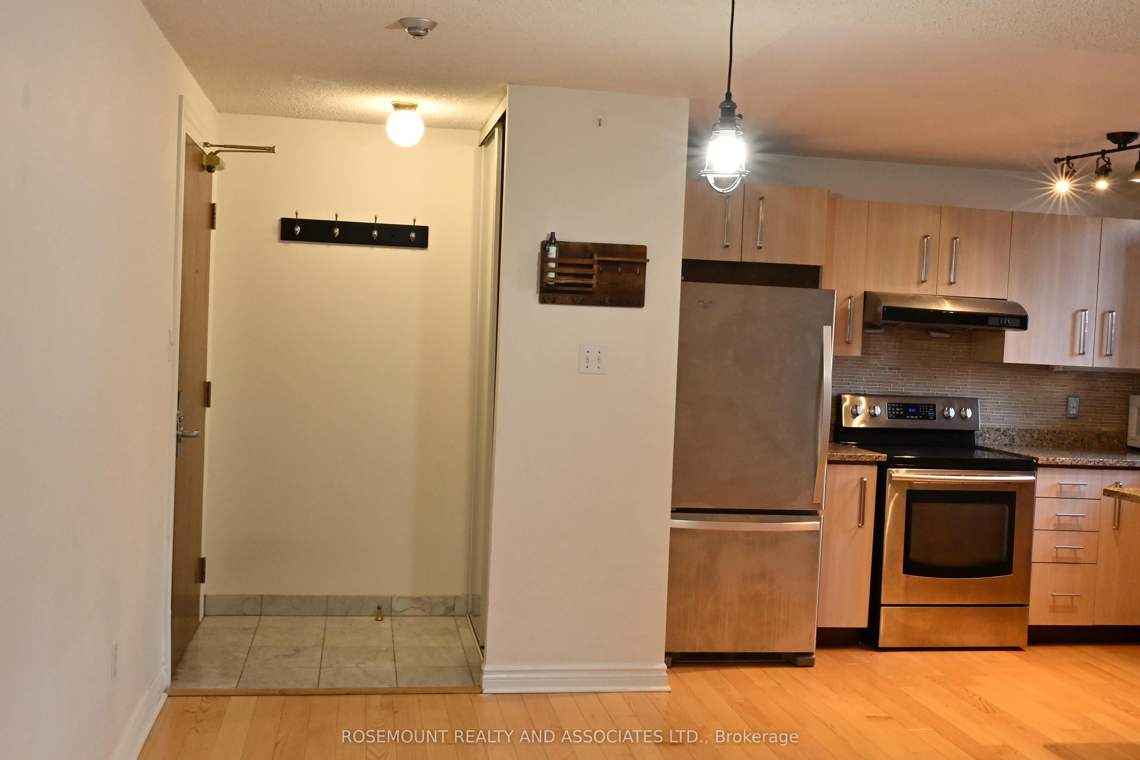 105 Victoria Street, #809