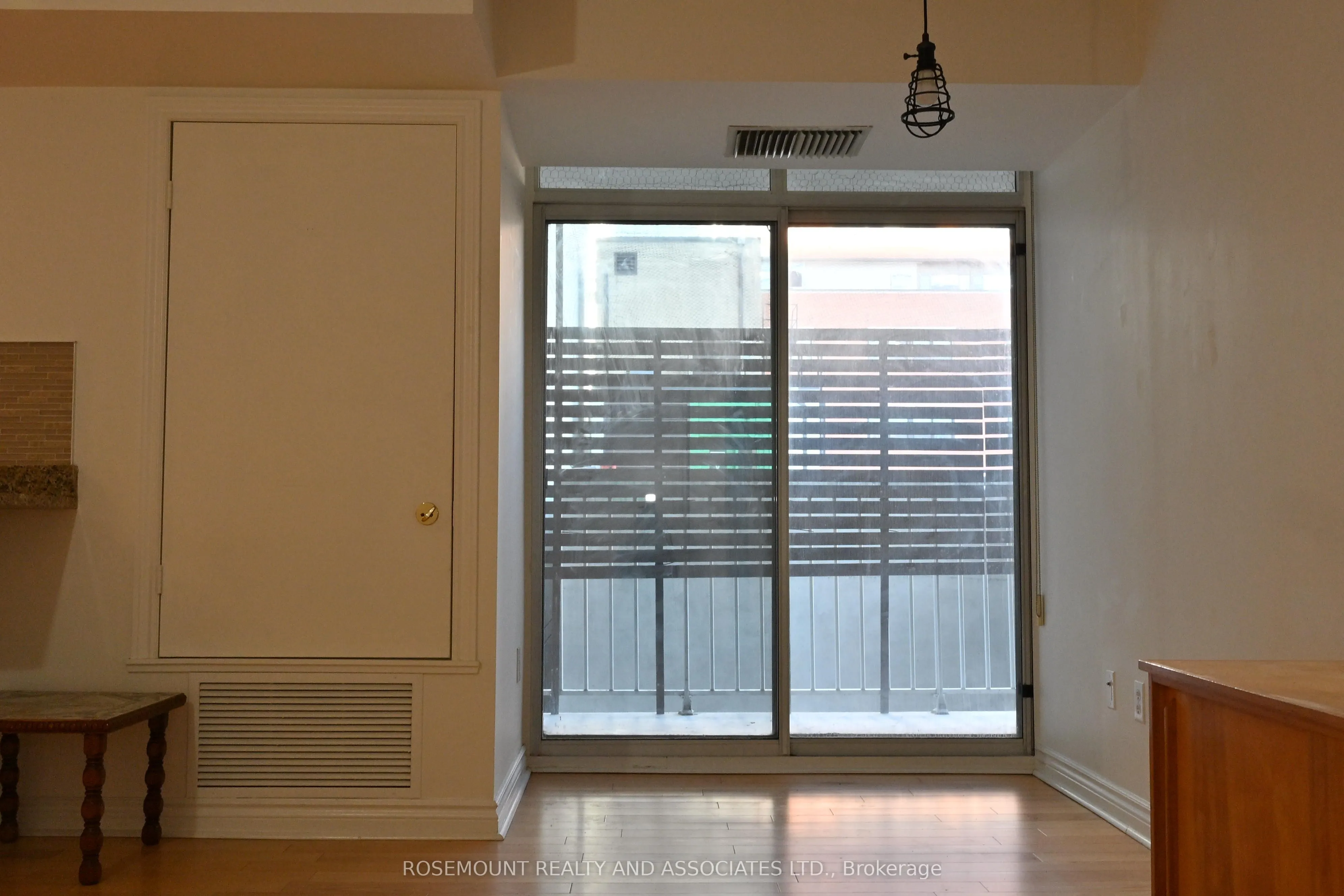 105 Victoria Street, #809