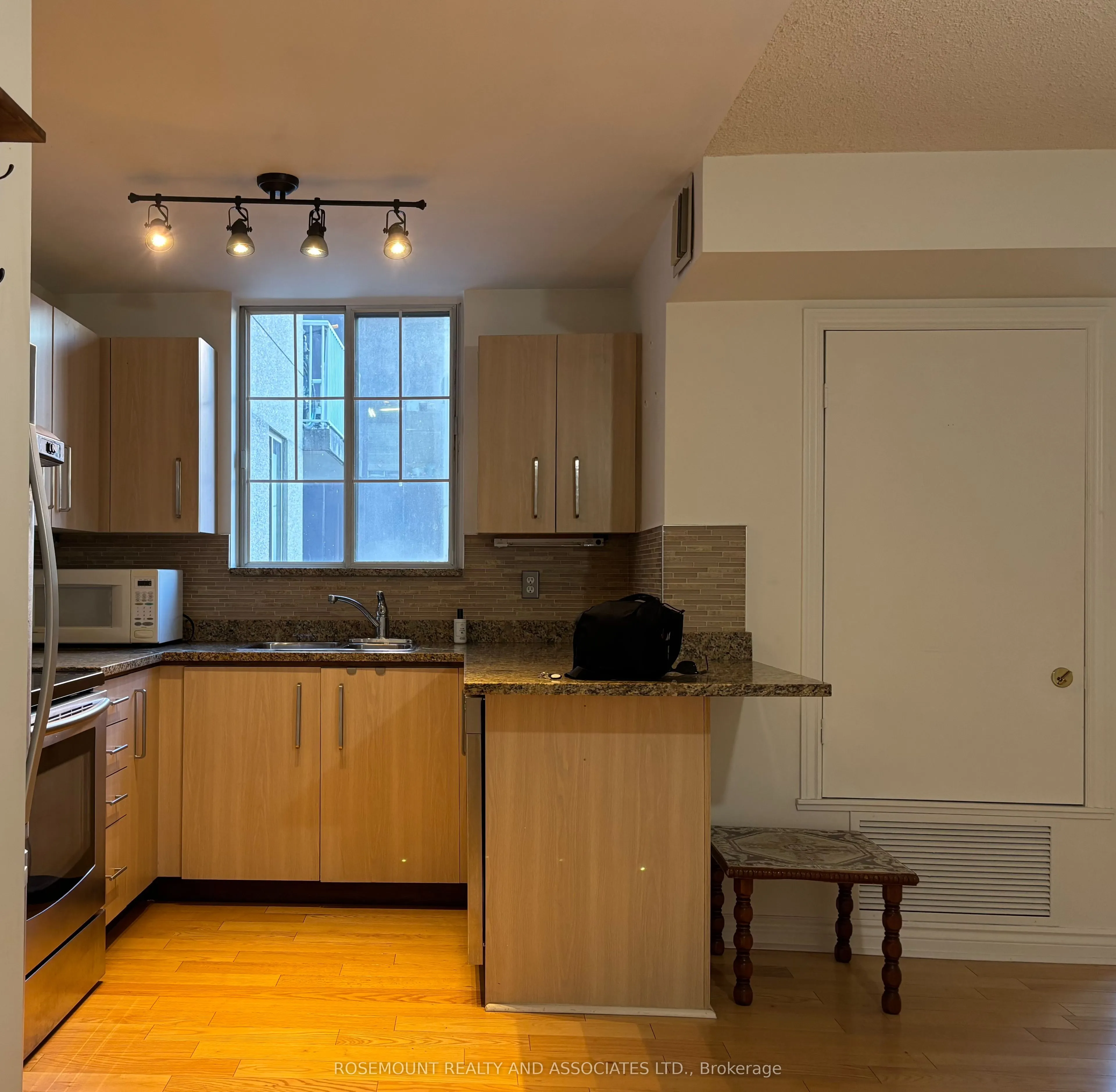 105 Victoria Street, #809