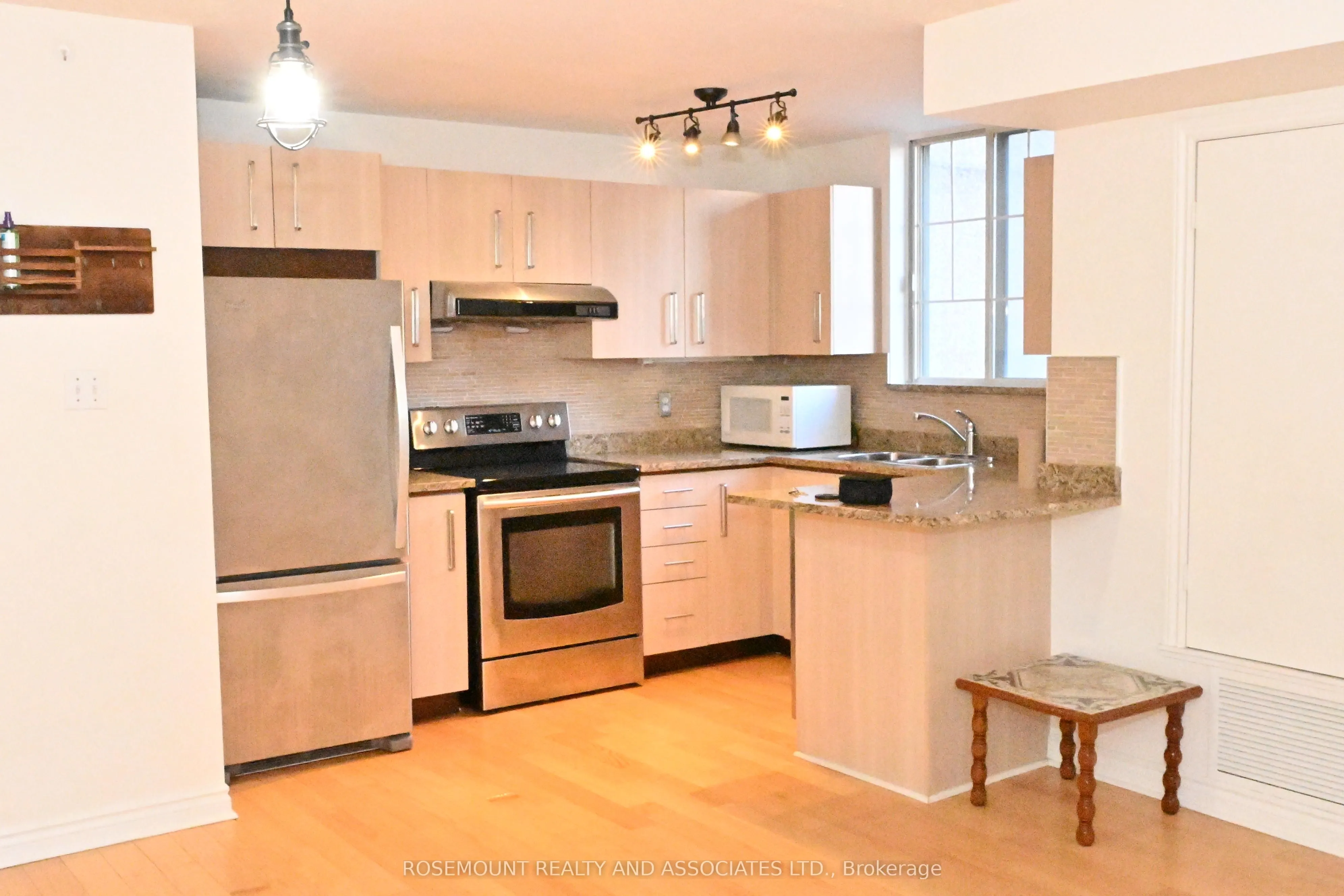 105 Victoria Street, #809