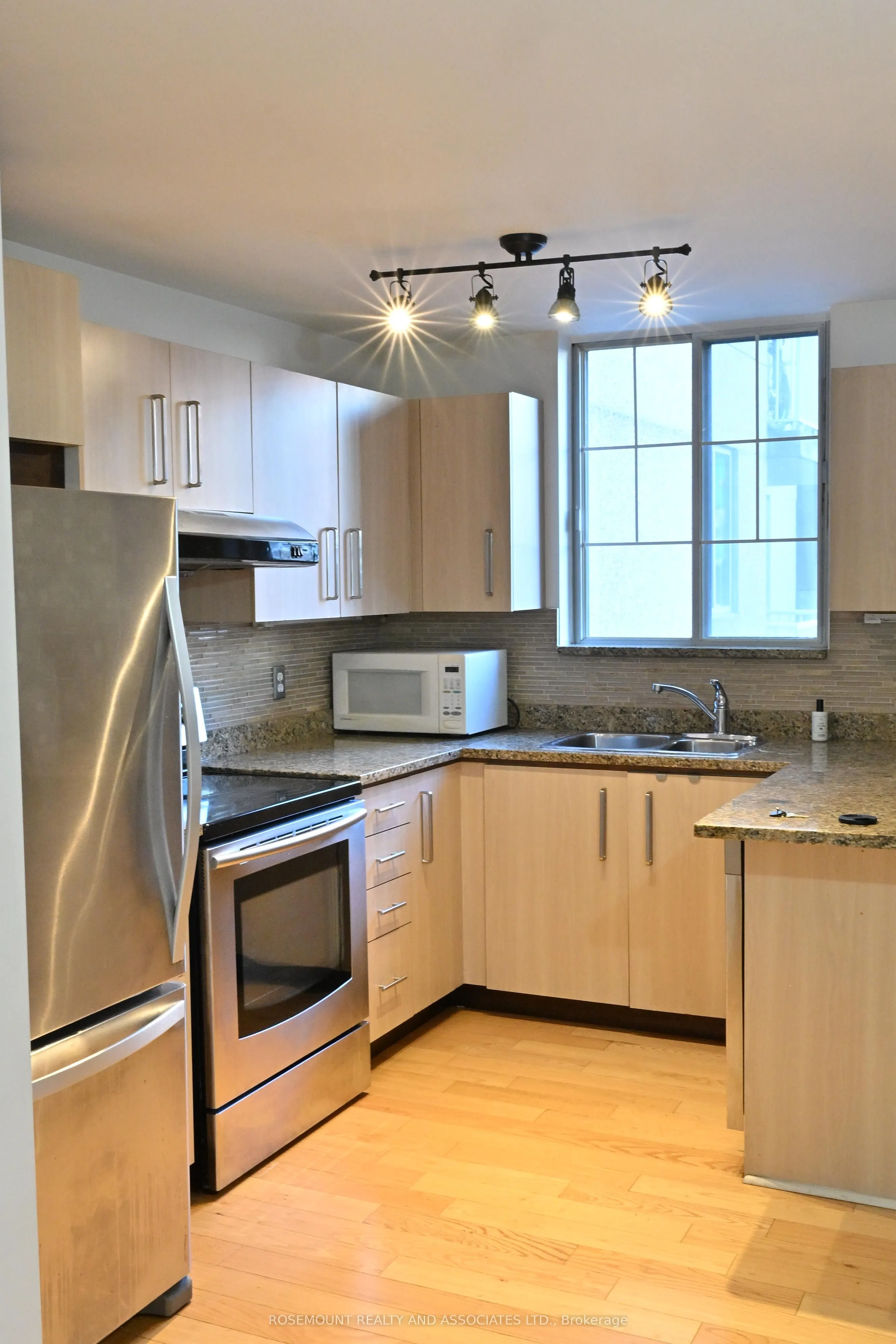 105 Victoria Street, #809