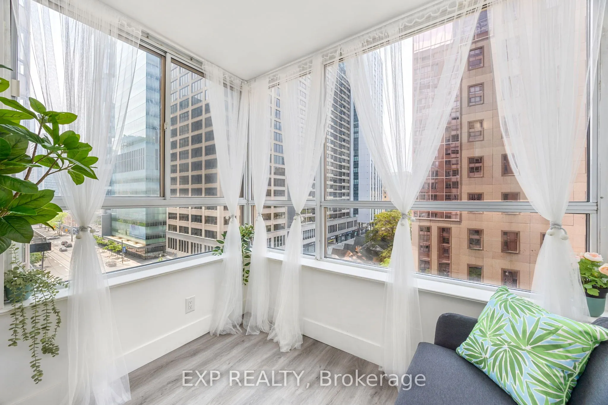 711 Bay Street, #817