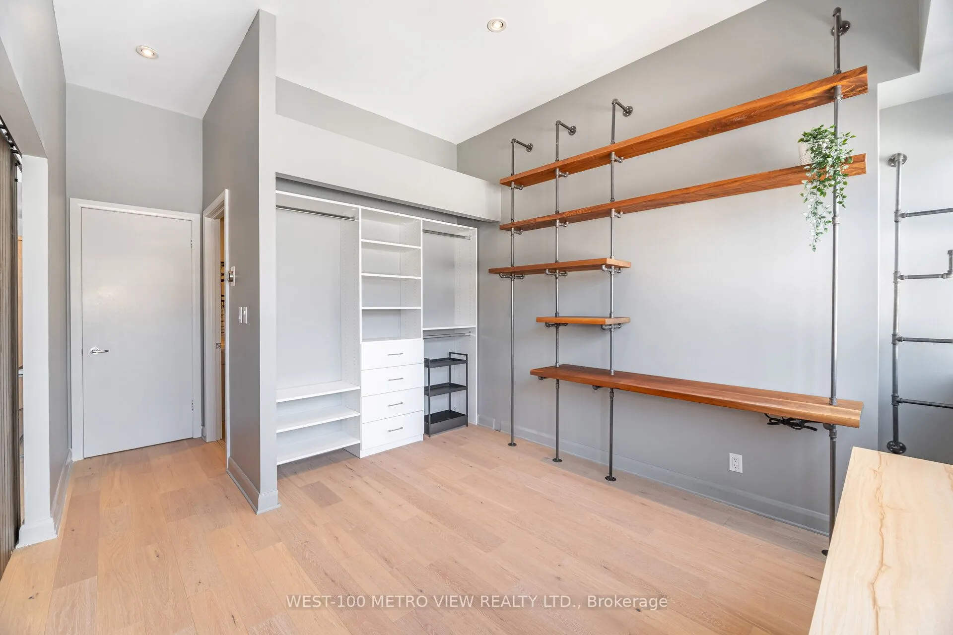 700 King Street W, #710