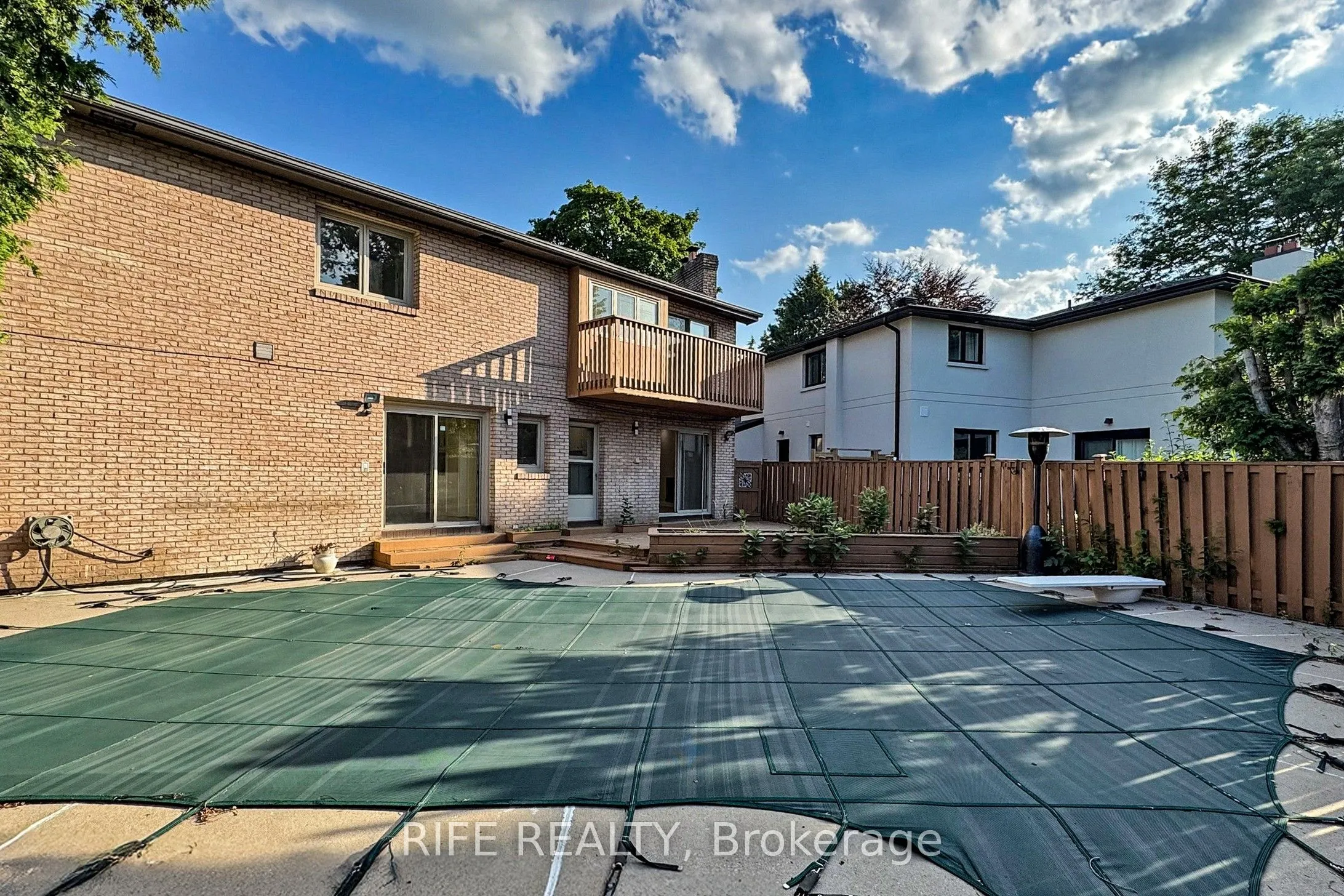 8 Elliotwood Court
