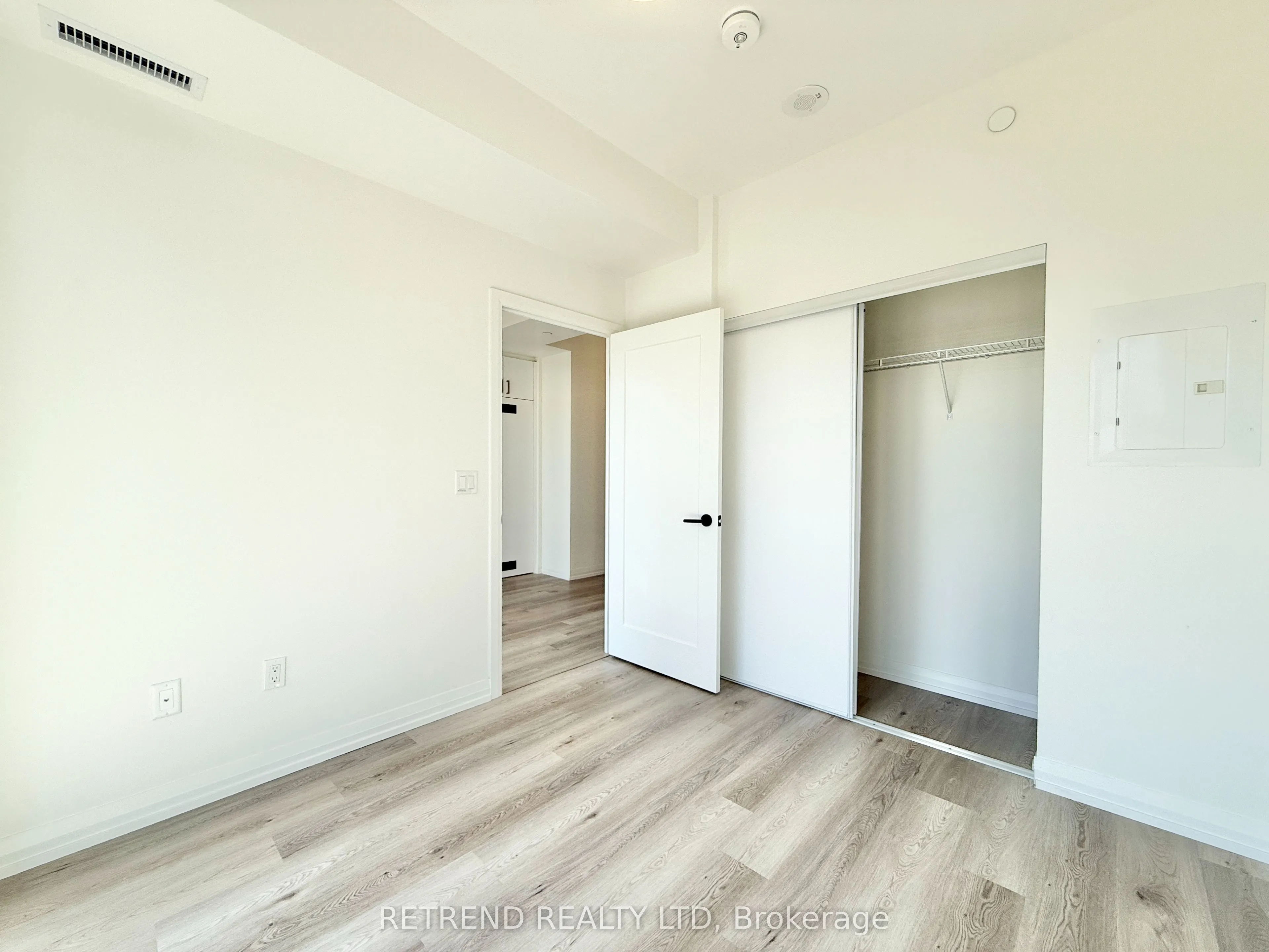 280 Dundas Street W, #1806