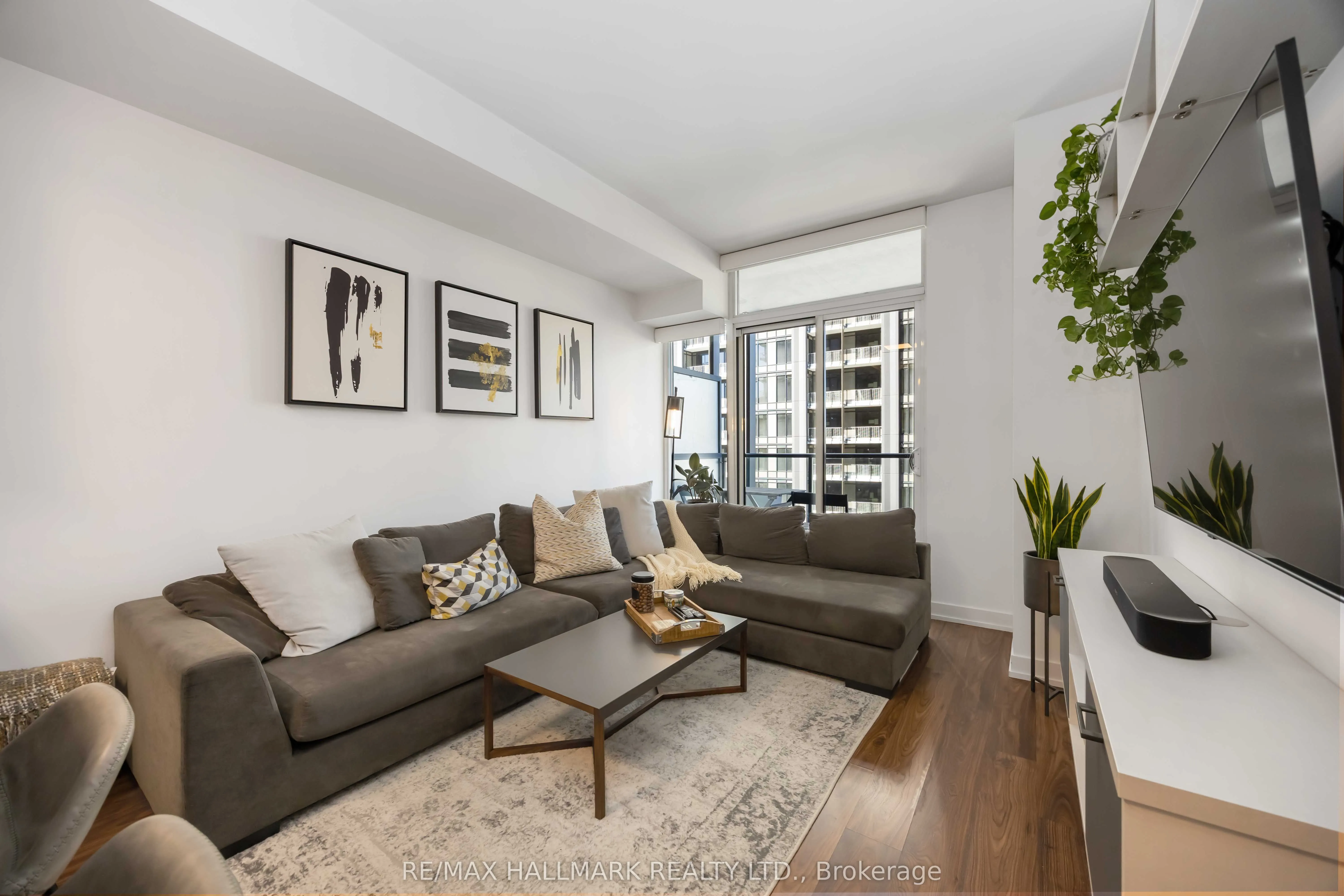 105 George Street, #902