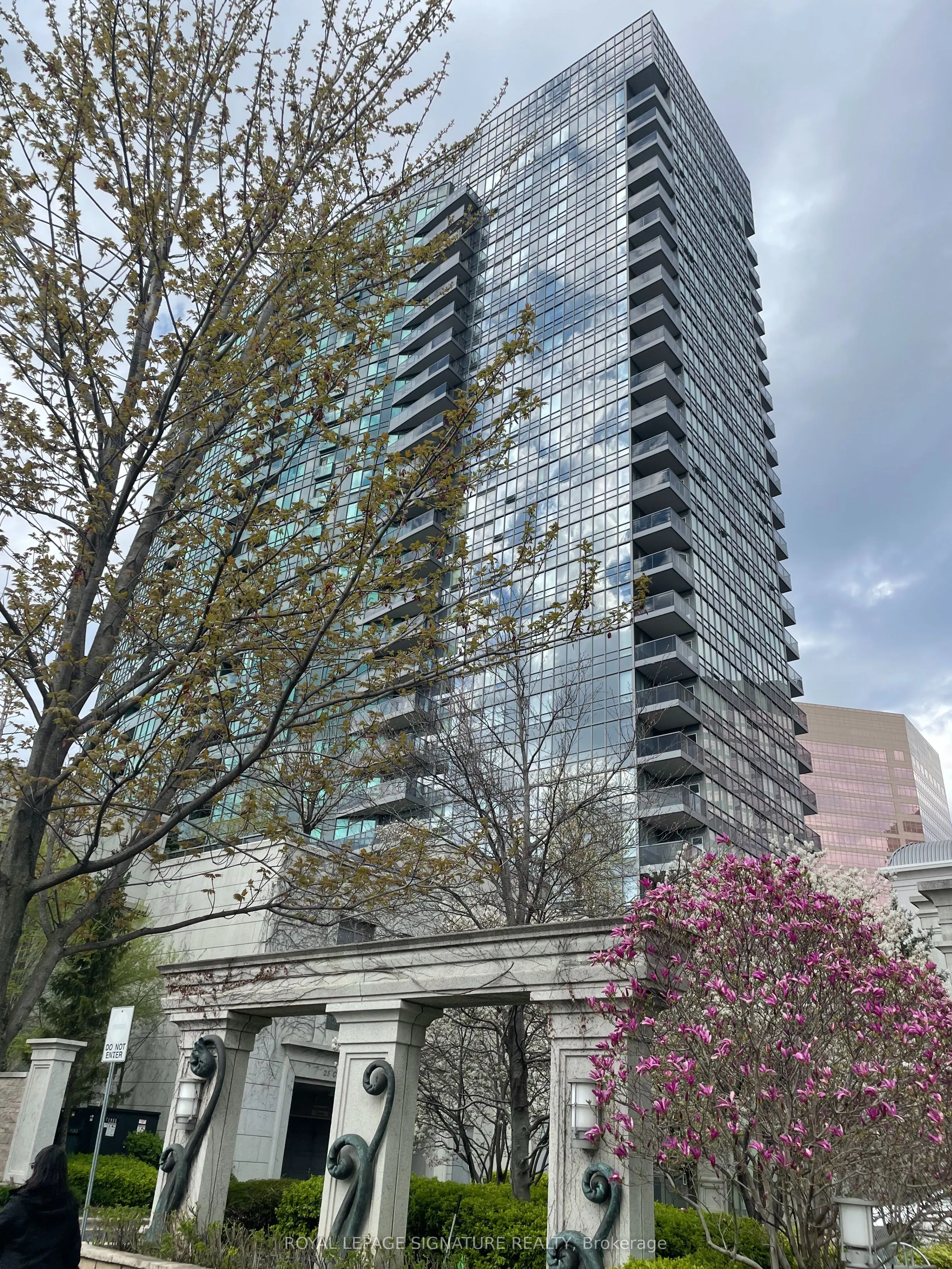25 Greenview Avenue, #819