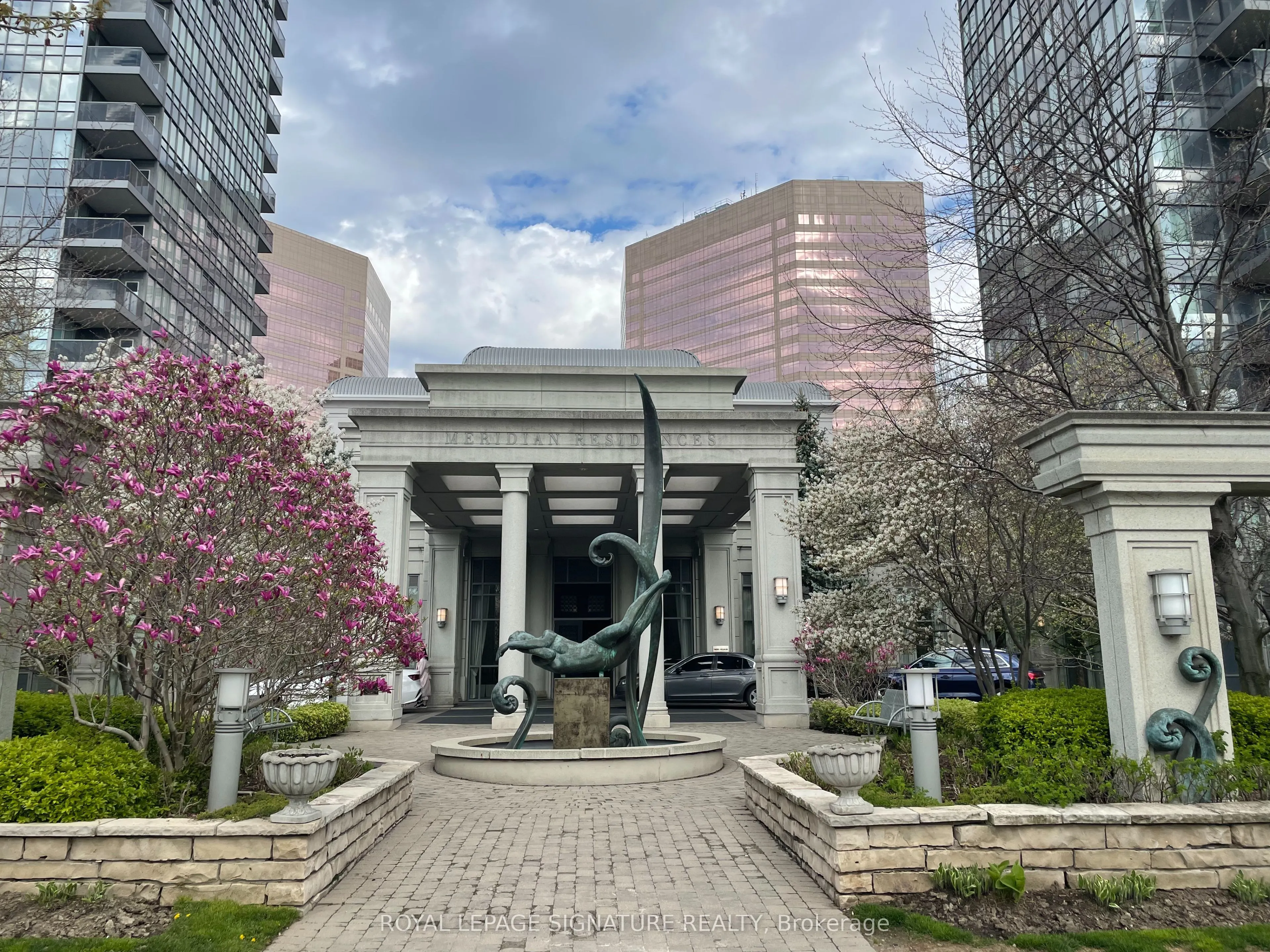 25 Greenview Avenue, #819