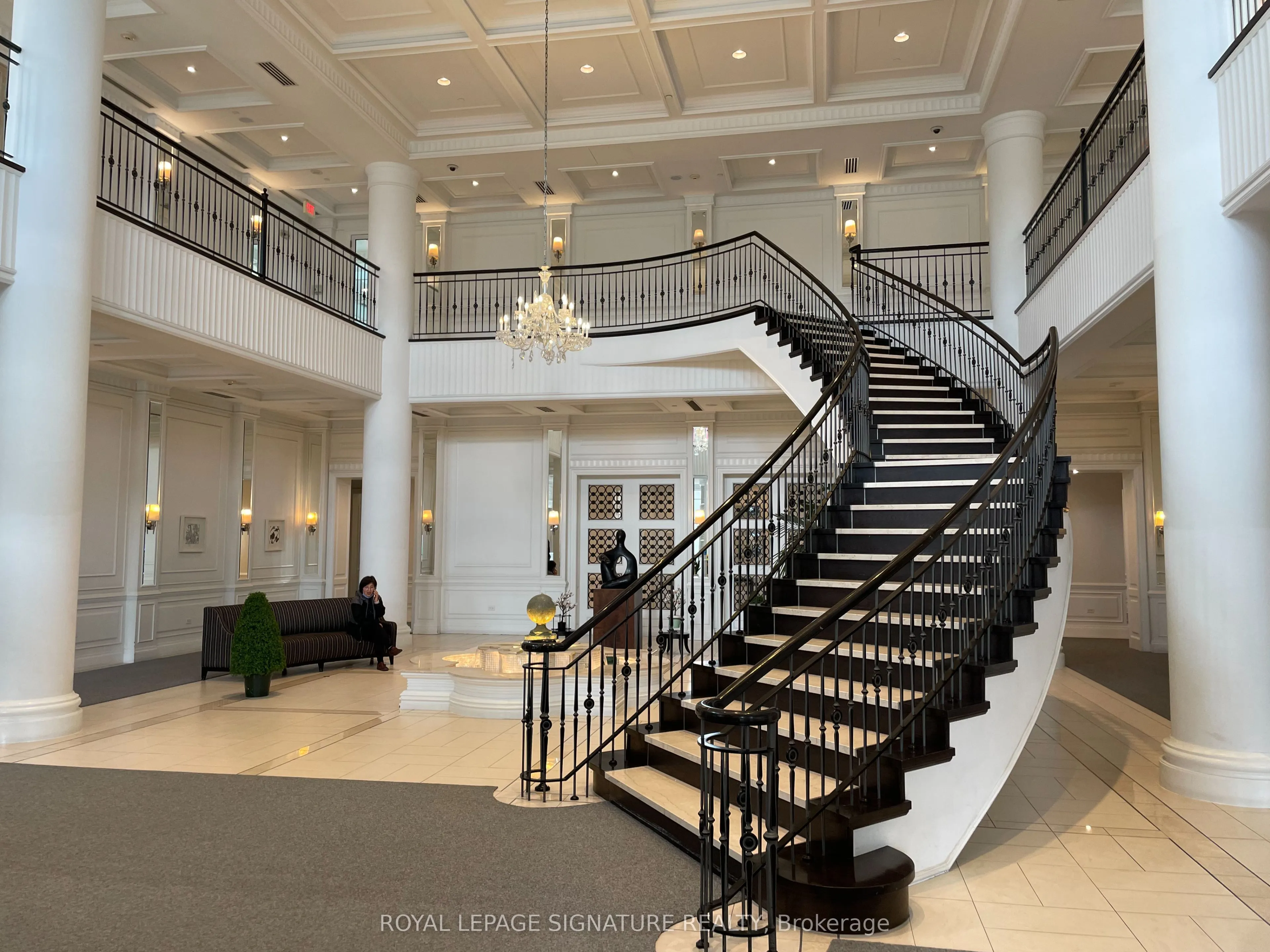 25 Greenview Avenue, #819