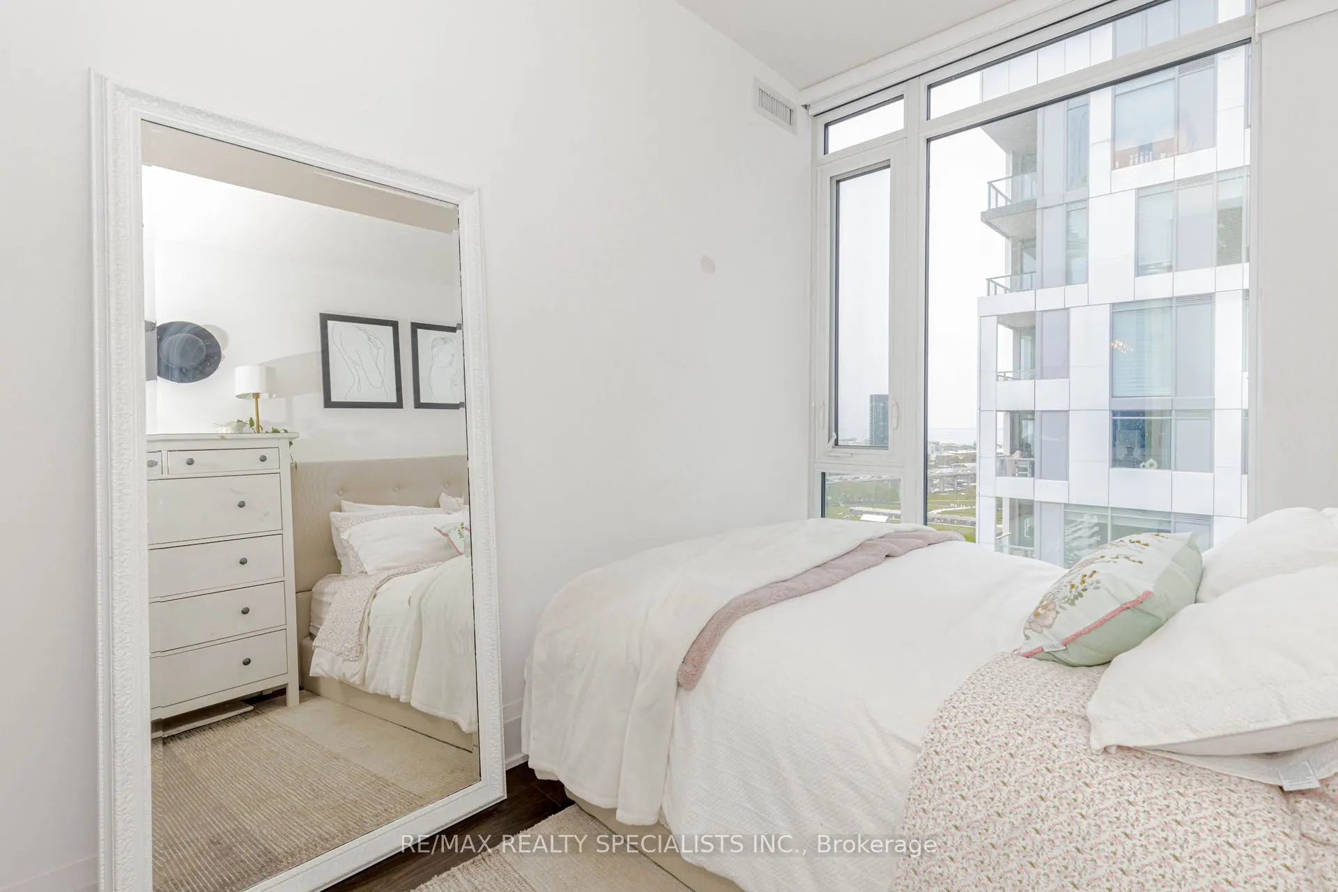 576 FRONT Street W, #1705