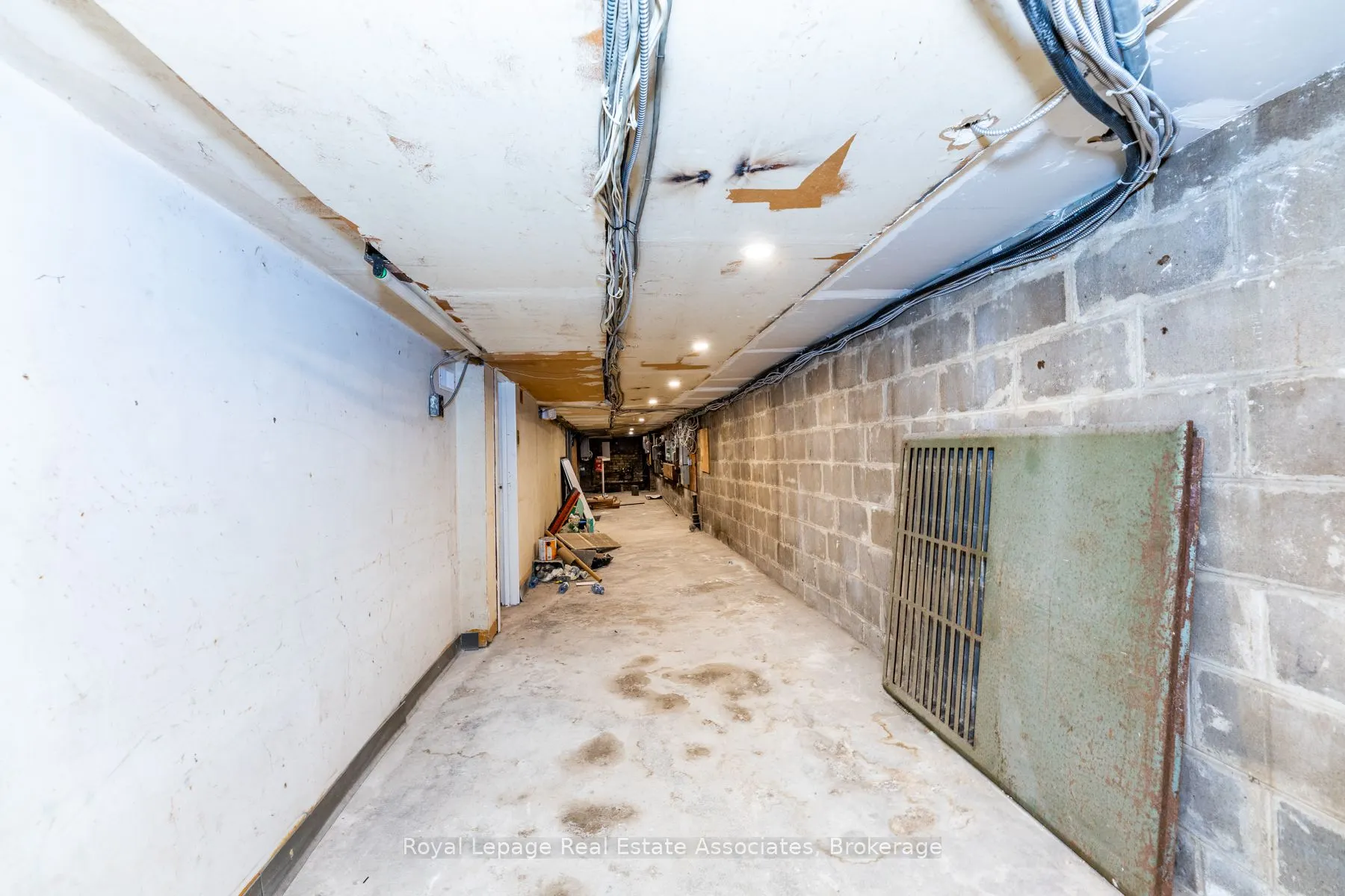 560 Queen Street W