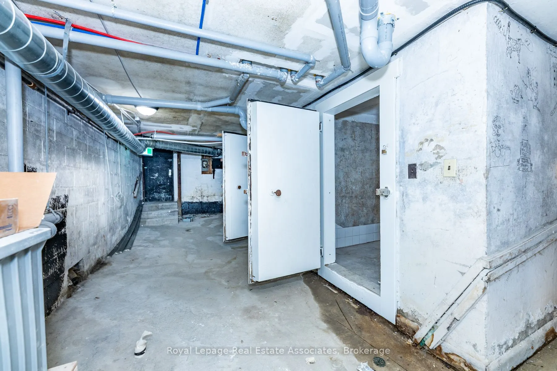 560 Queen Street W