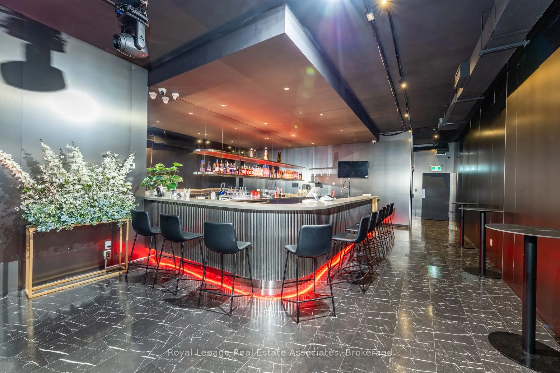 560 Queen Street W
