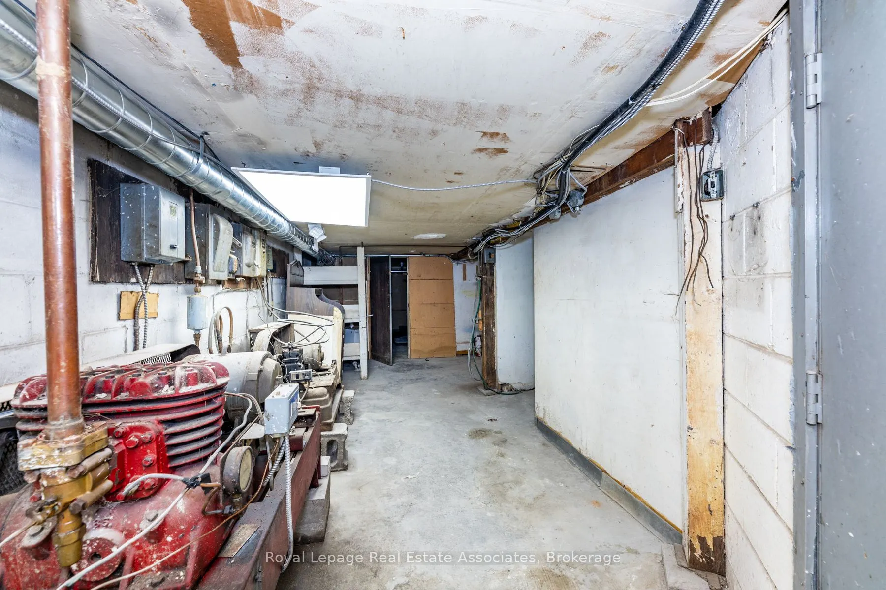 560 Queen Street W