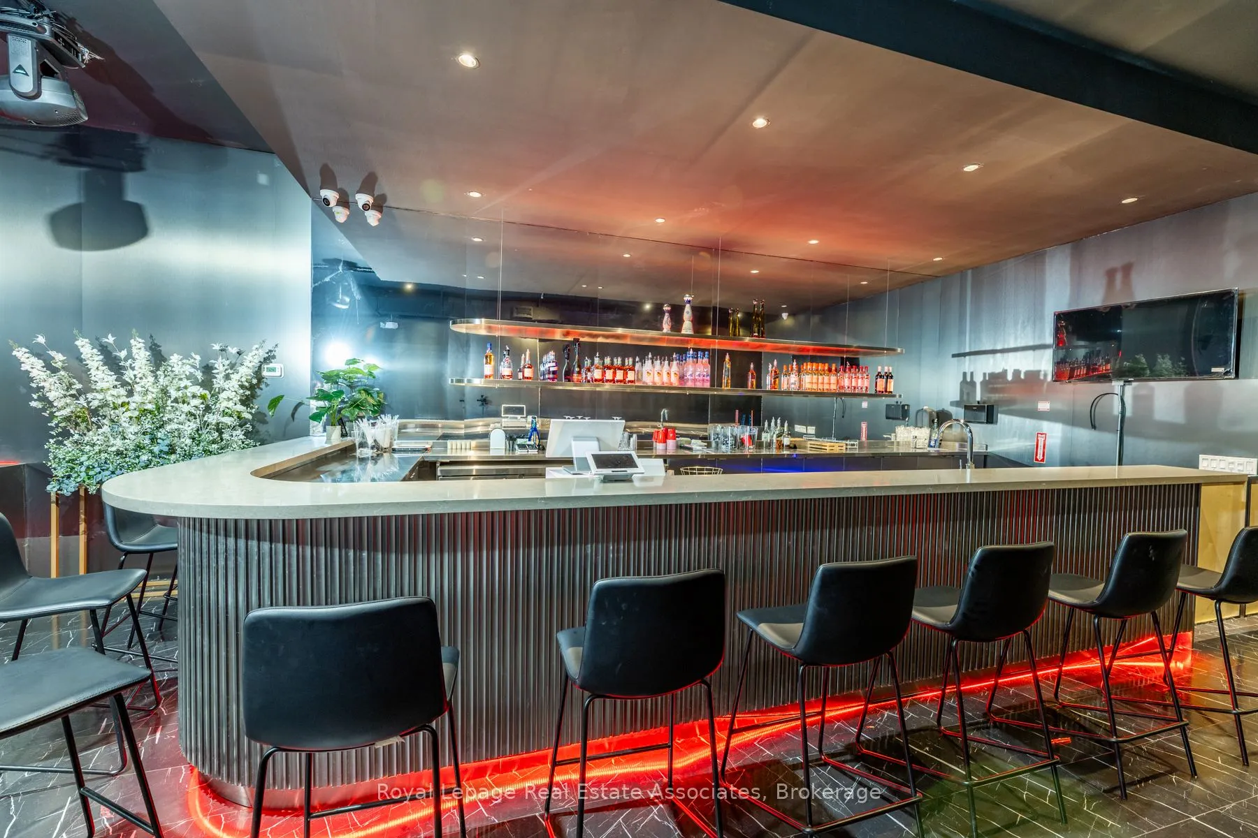560 Queen Street W