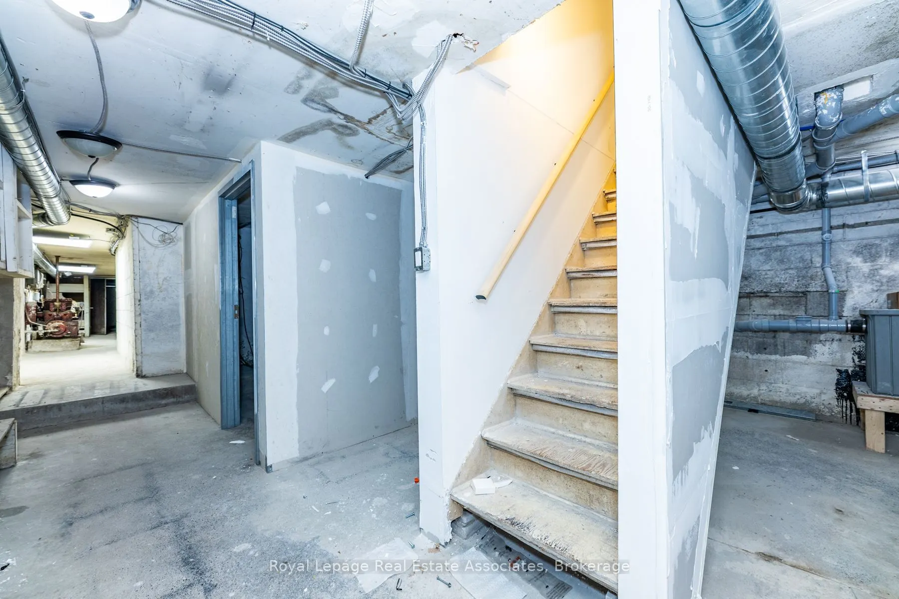 560 Queen Street W
