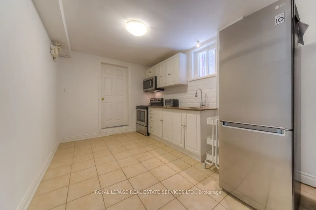 1391 Dundas Street W
