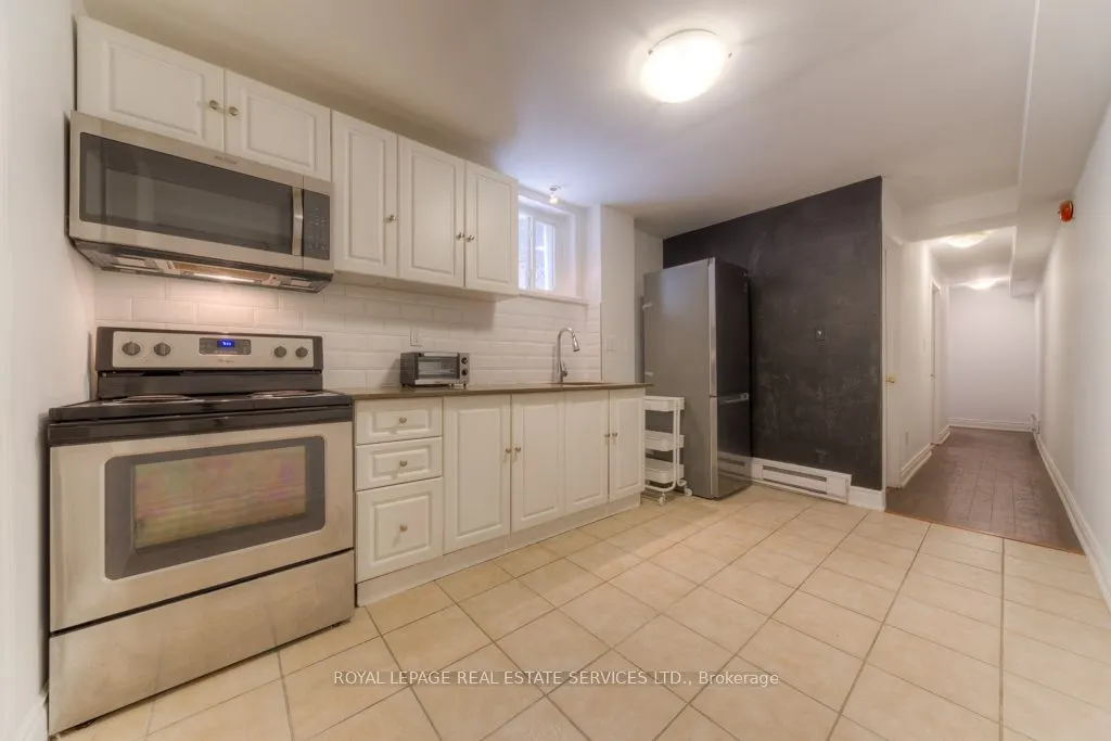 1391 Dundas Street W