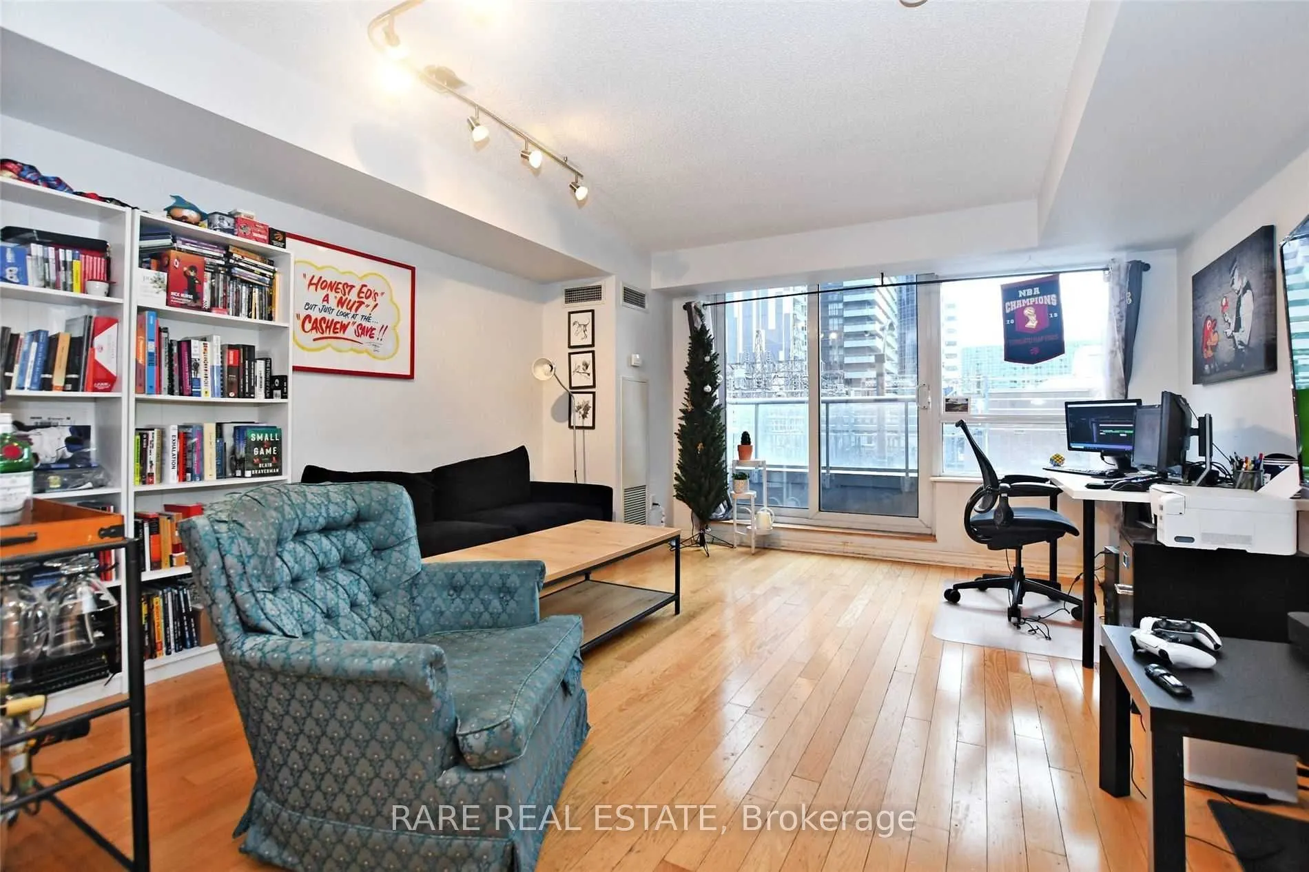 250 Wellington Street W, #334