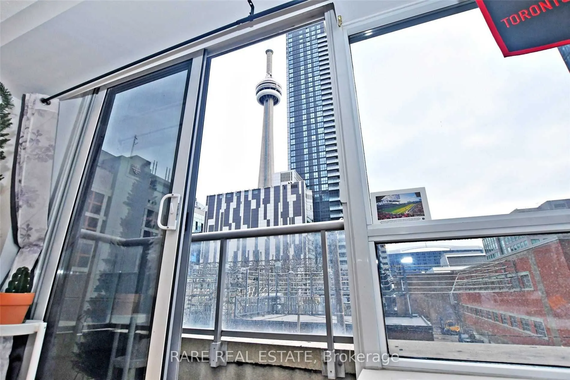 250 Wellington Street W, #334