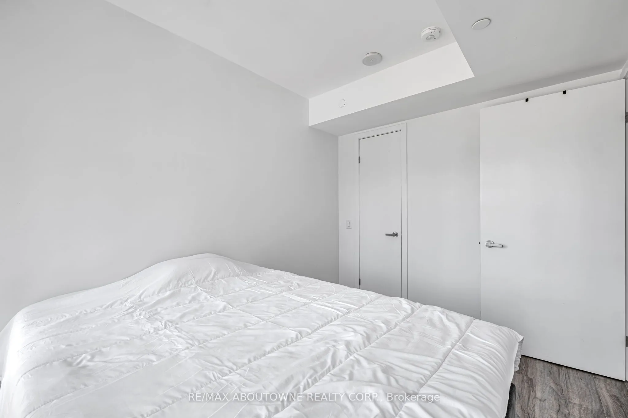 77 Shuter Street, #1516
