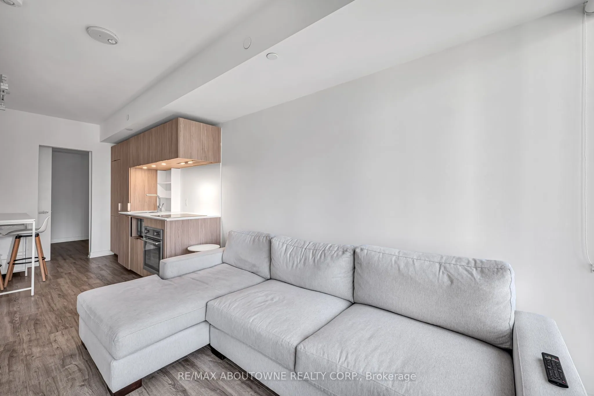 77 Shuter Street, #1516