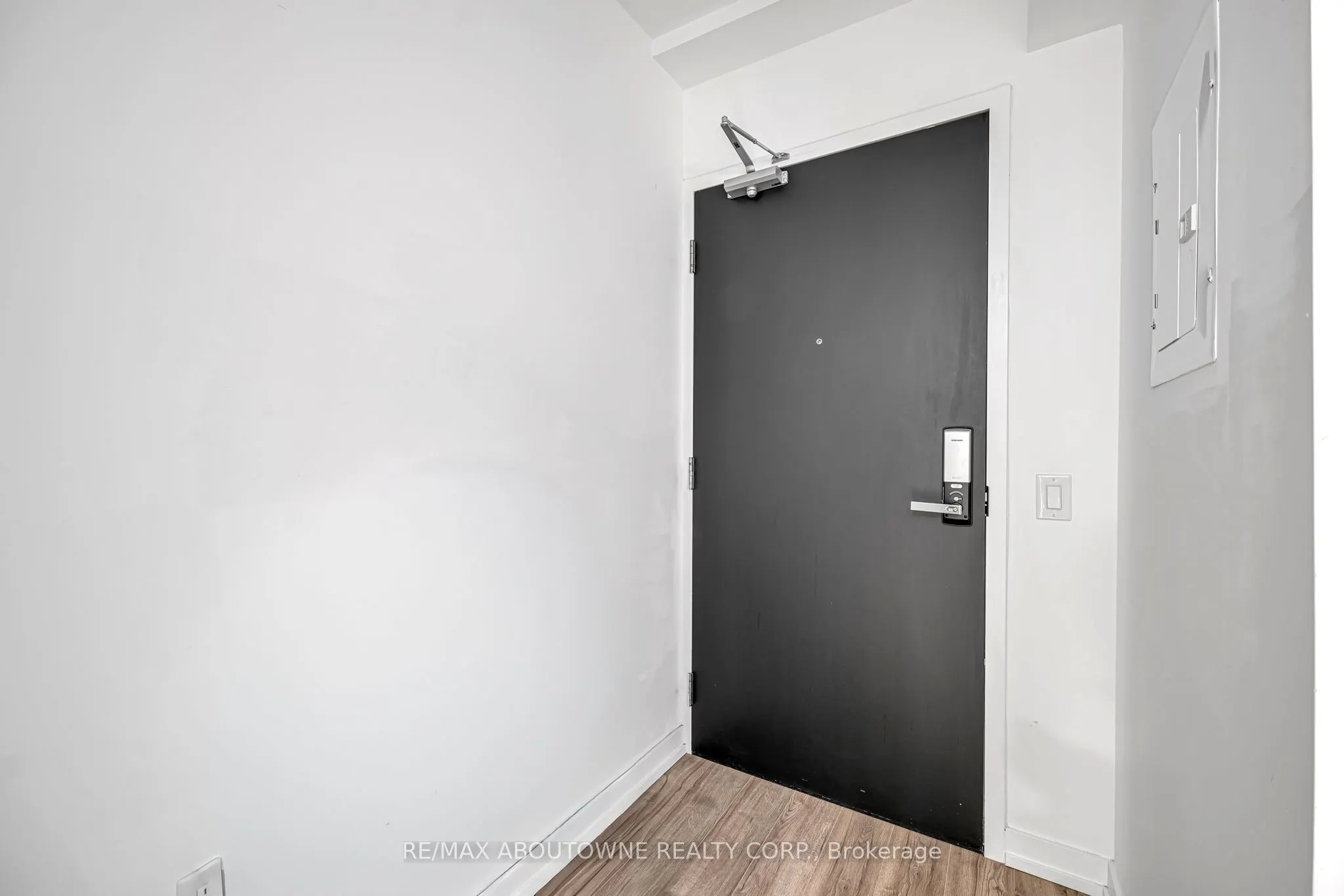 77 Shuter Street, #1516