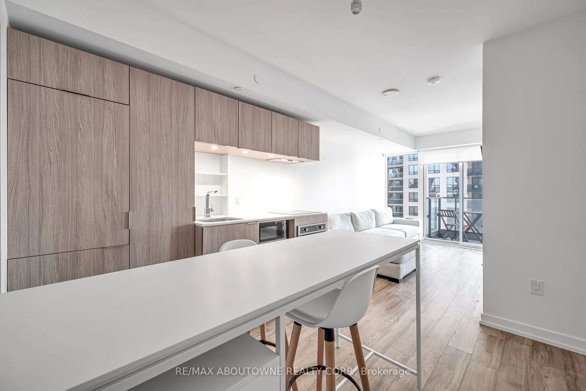 77 Shuter Street, #1516
