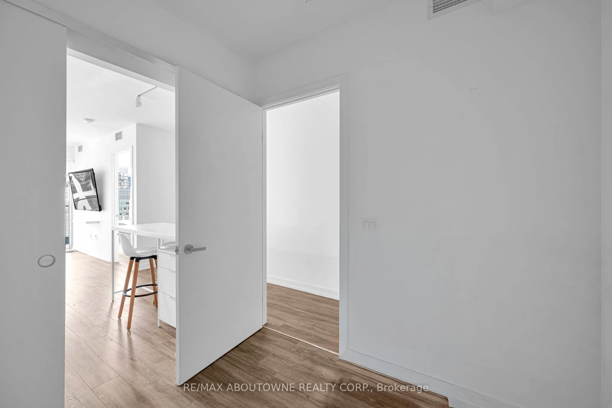 77 Shuter Street, #1516