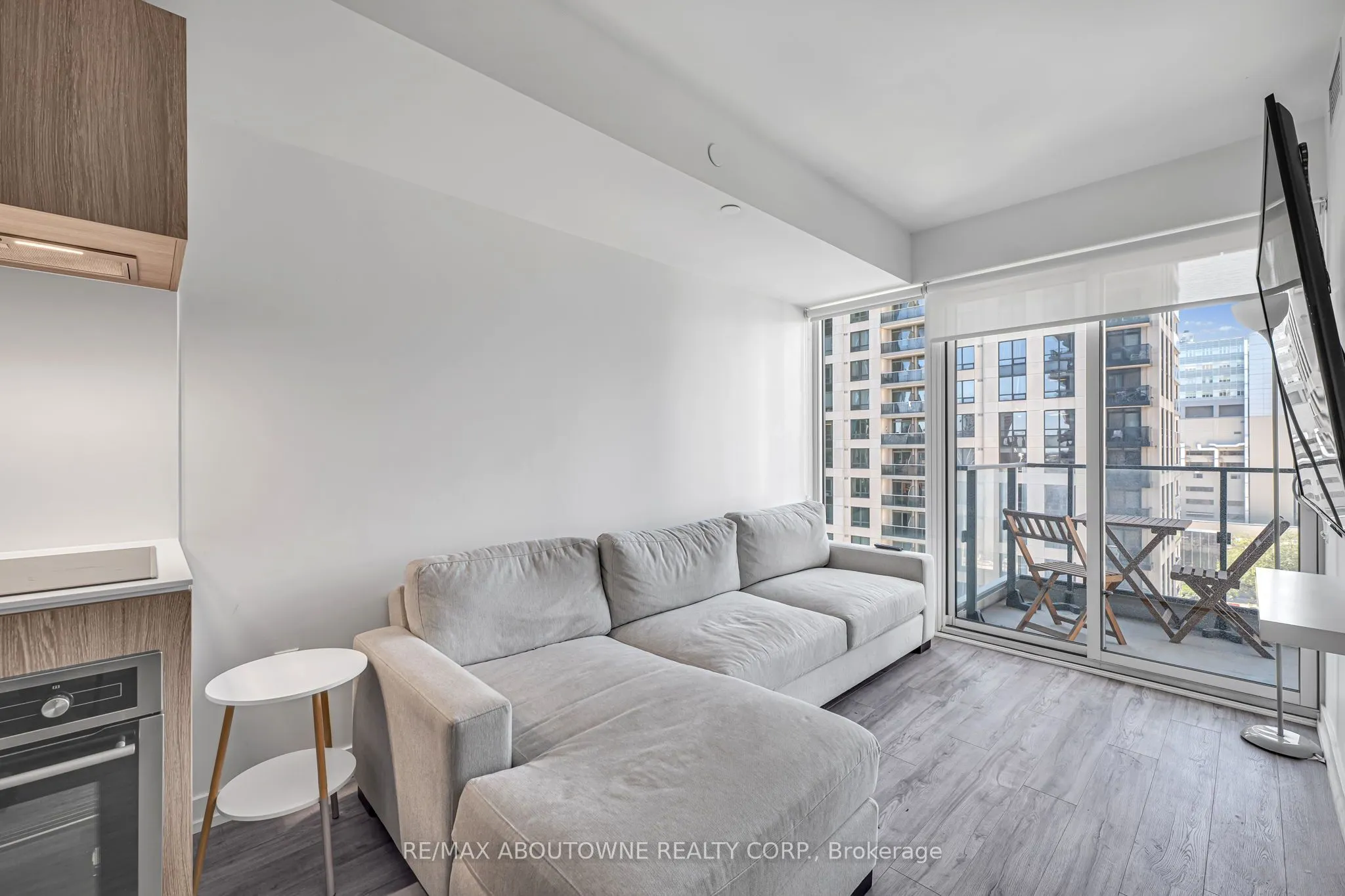 77 Shuter Street, #1516
